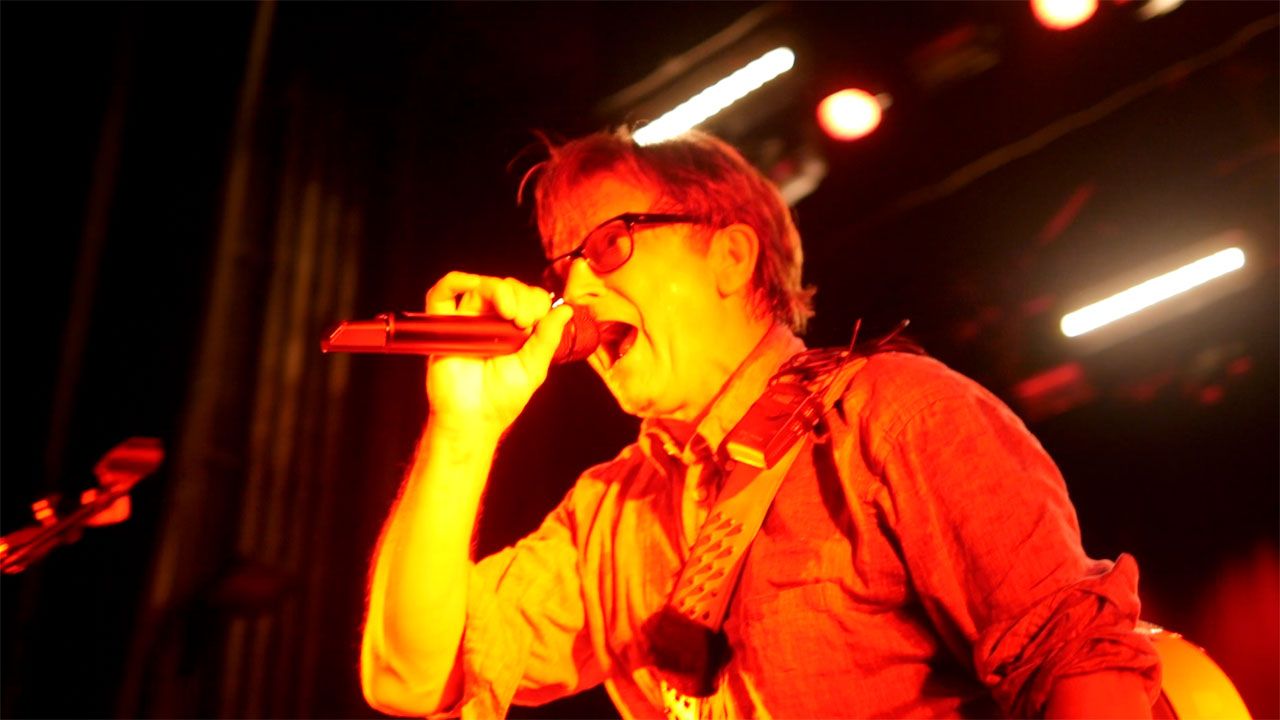 larshug1280_1.jpg