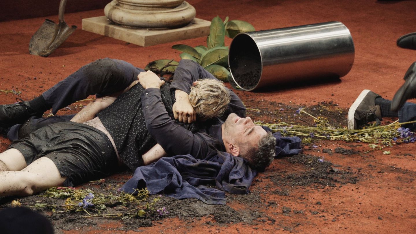 Oscar Isaac og Gayle Rankin under øvelsen på en scene
