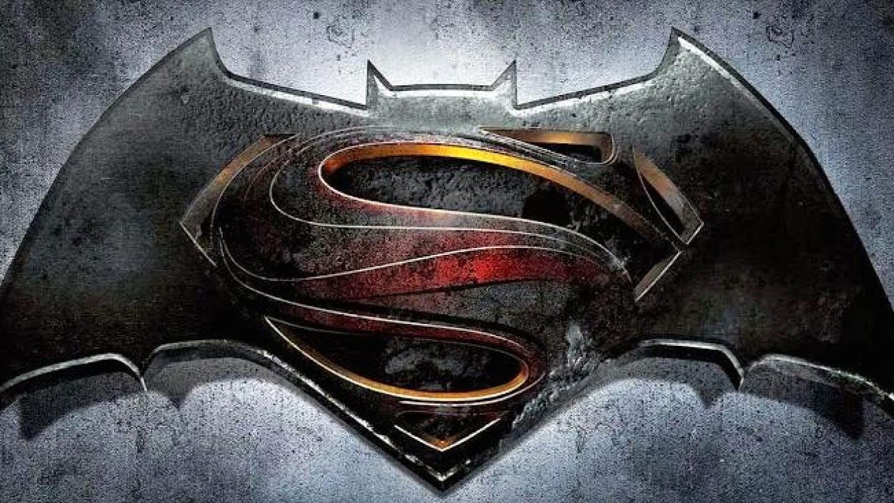 102597285-batman-vs-superma.jpg