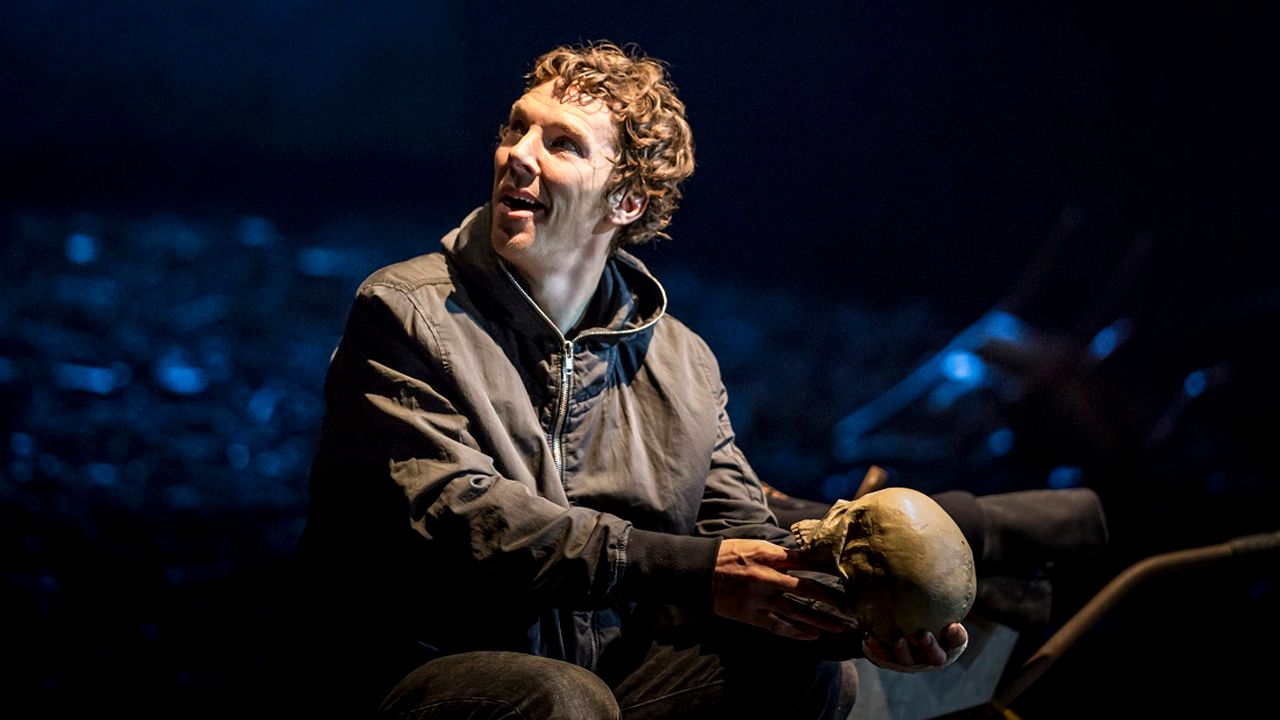 ntl_2019_hamlet_19._benedict_cumberbatch_hamlet._at_the_barbican_theatre._photo_credit_johan_persson.jpg
