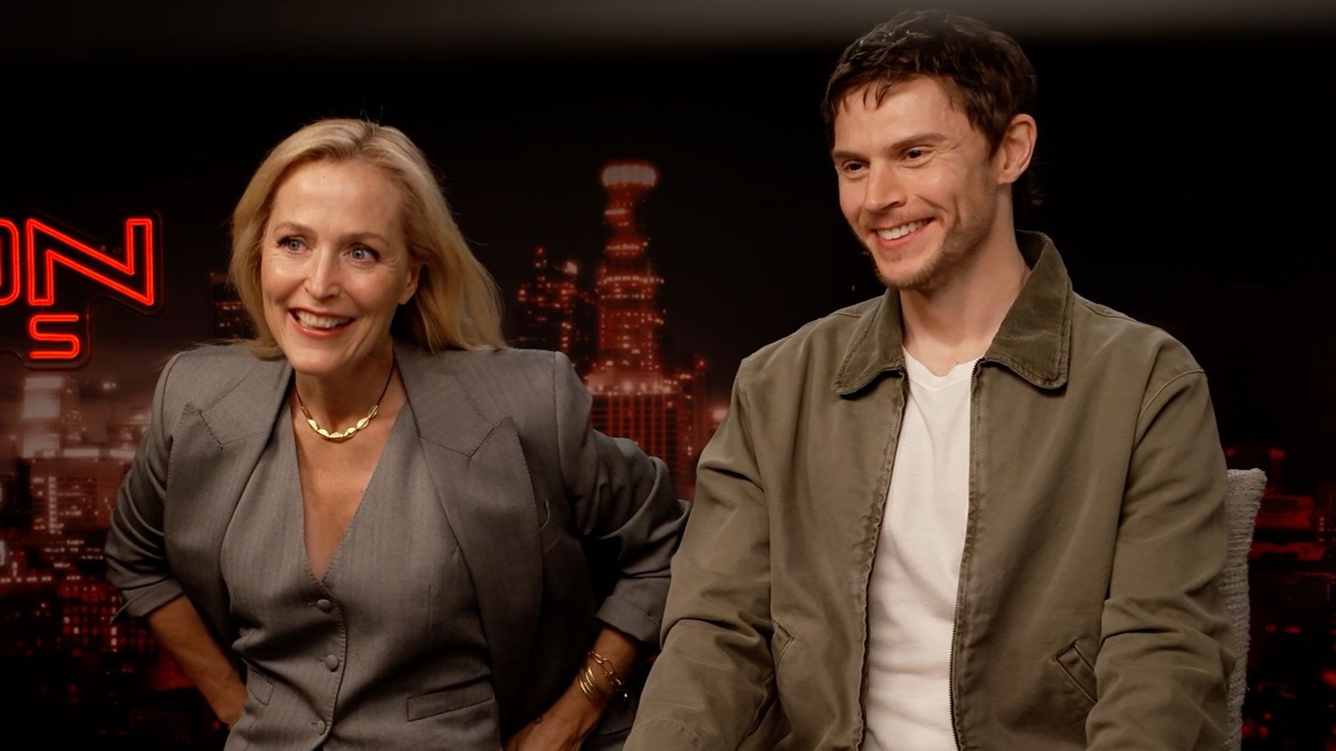 Gillian Anderson og Evan Peters