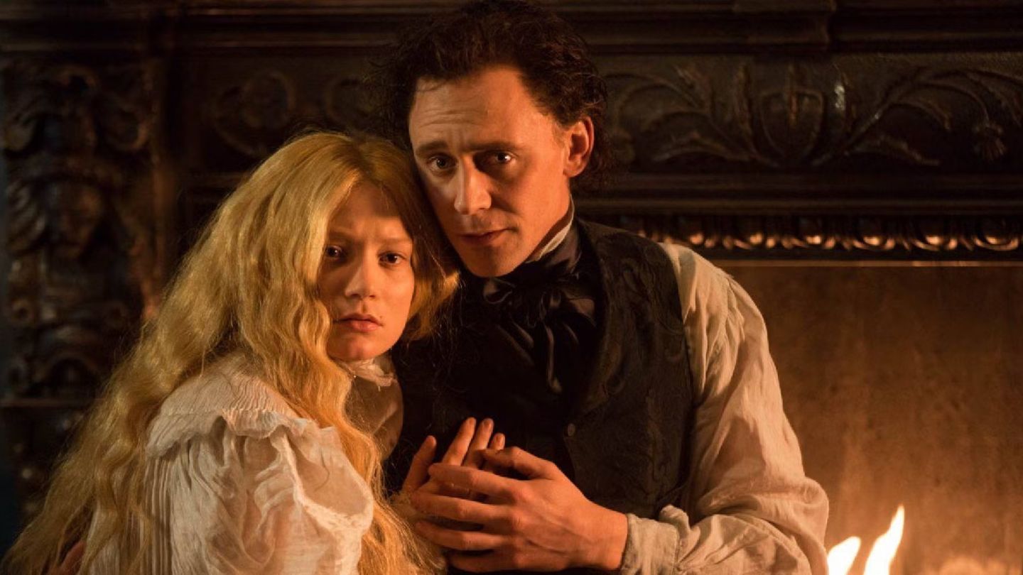 Crimson Peak Intimate moment