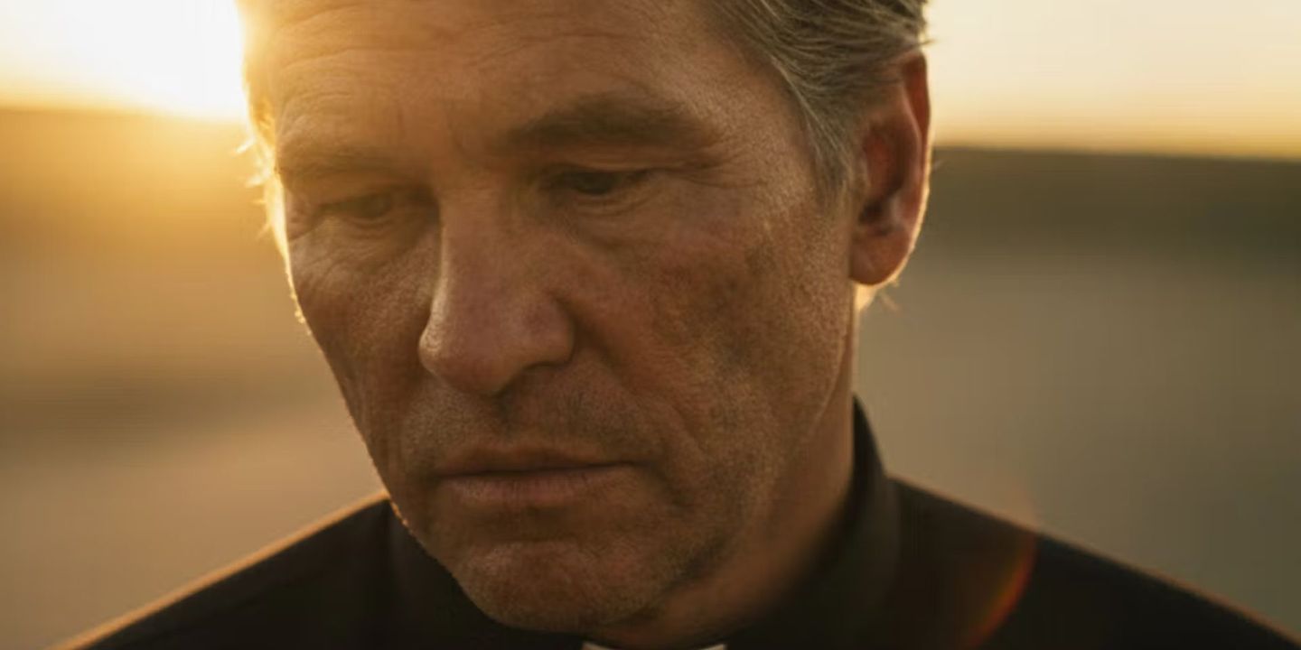 AI-genskabt version Val Kilmer som karakteren Father Fintan