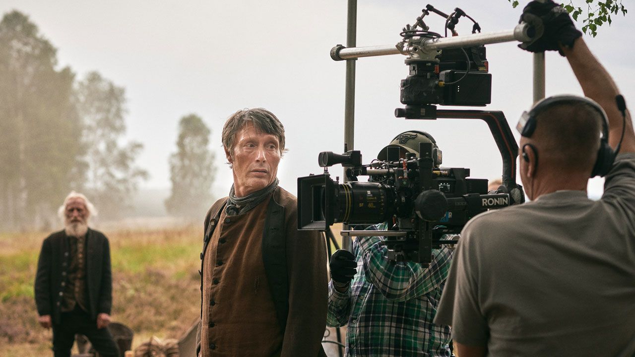 Mads Mikkelsen i Nikolaj Arcels 'Bastarden' (foto af Henrik Ohsten)