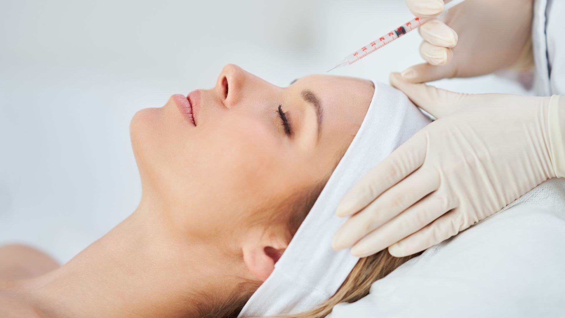 Tratament Riduri de Expresie cu Toxină Botulinică (Botox)