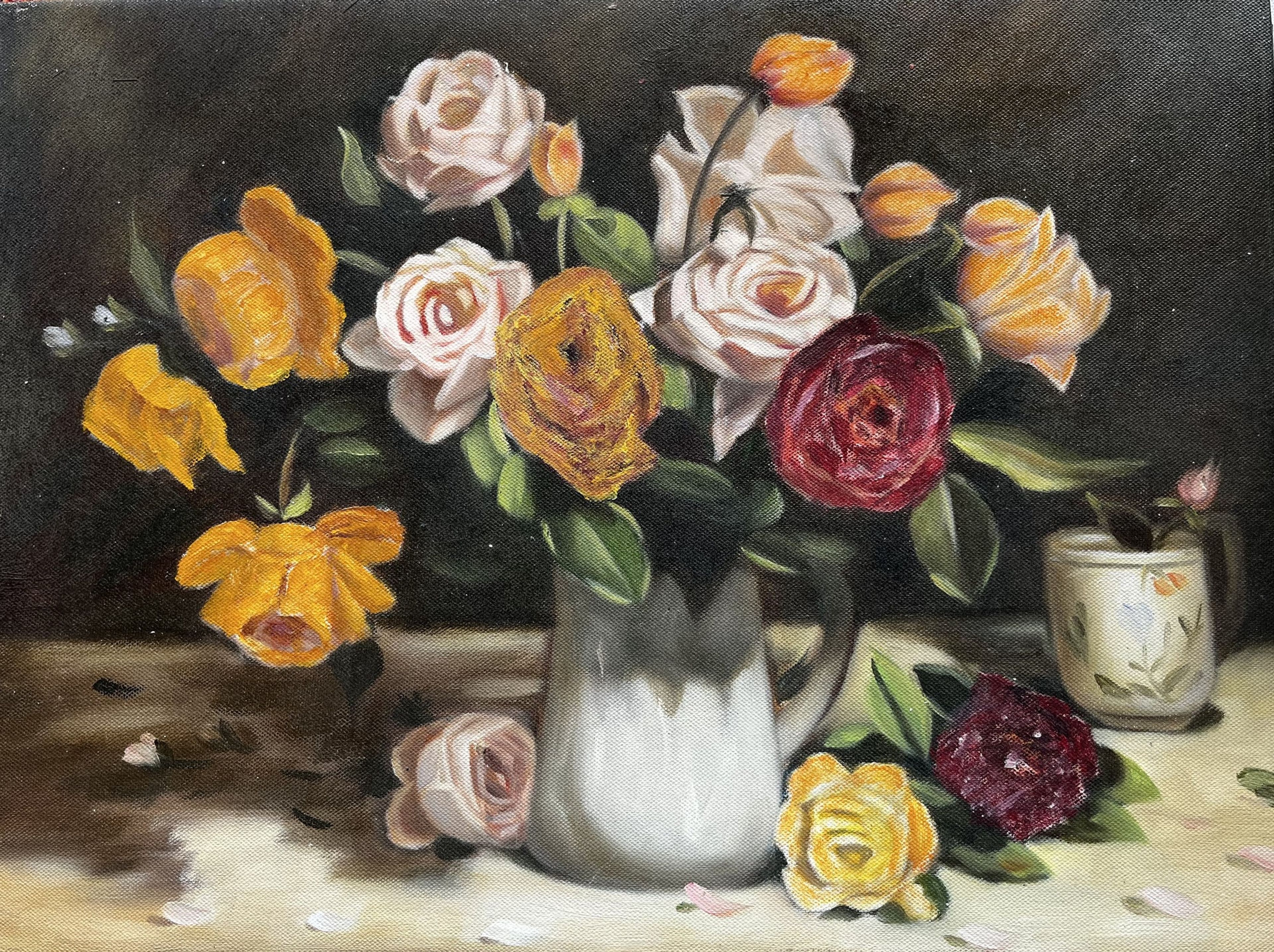 Vase de roses jaunes, roses et rouges