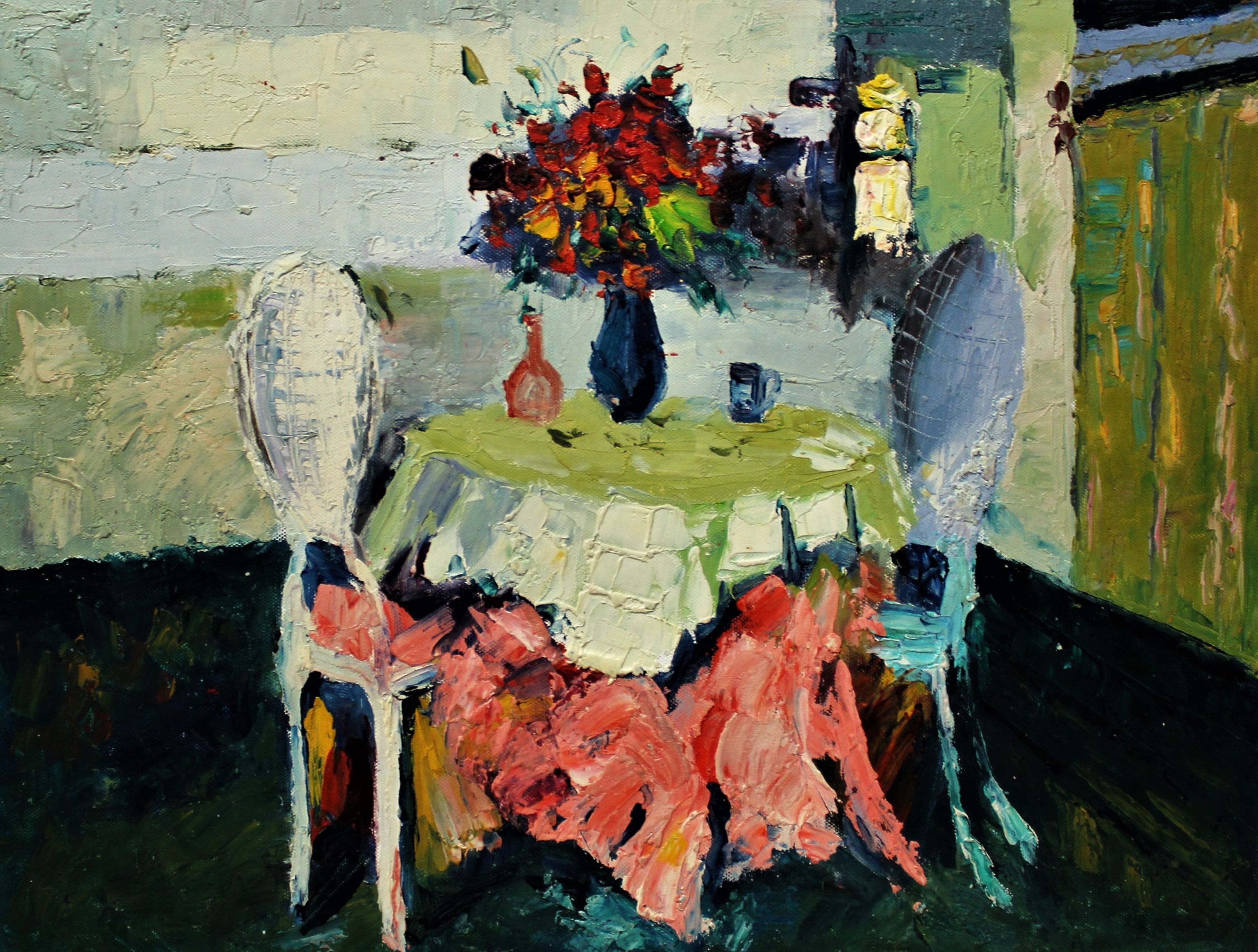 Table de café avec des fleurs rouges