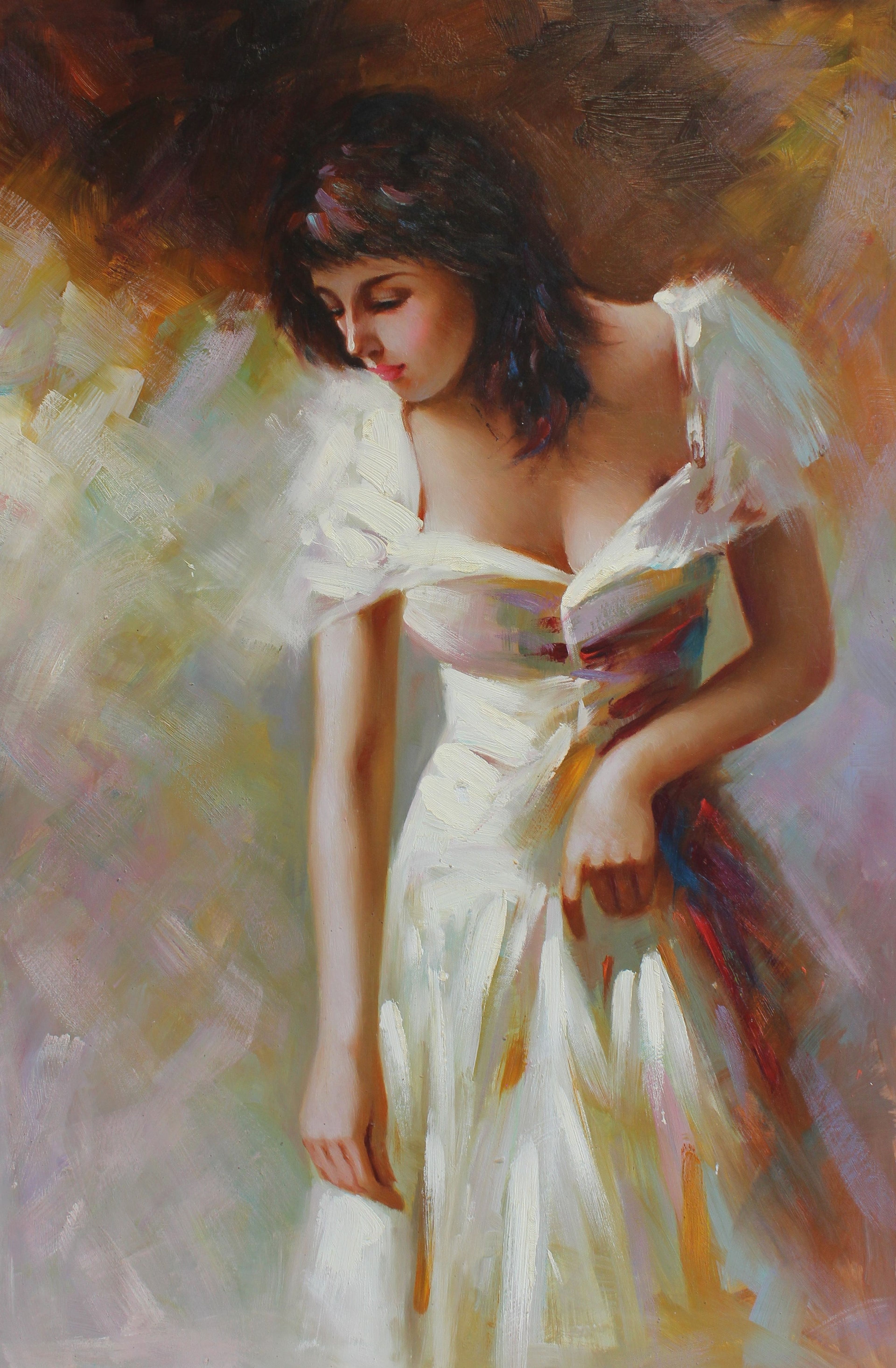 Femme en robe blanche regardant vers le bas