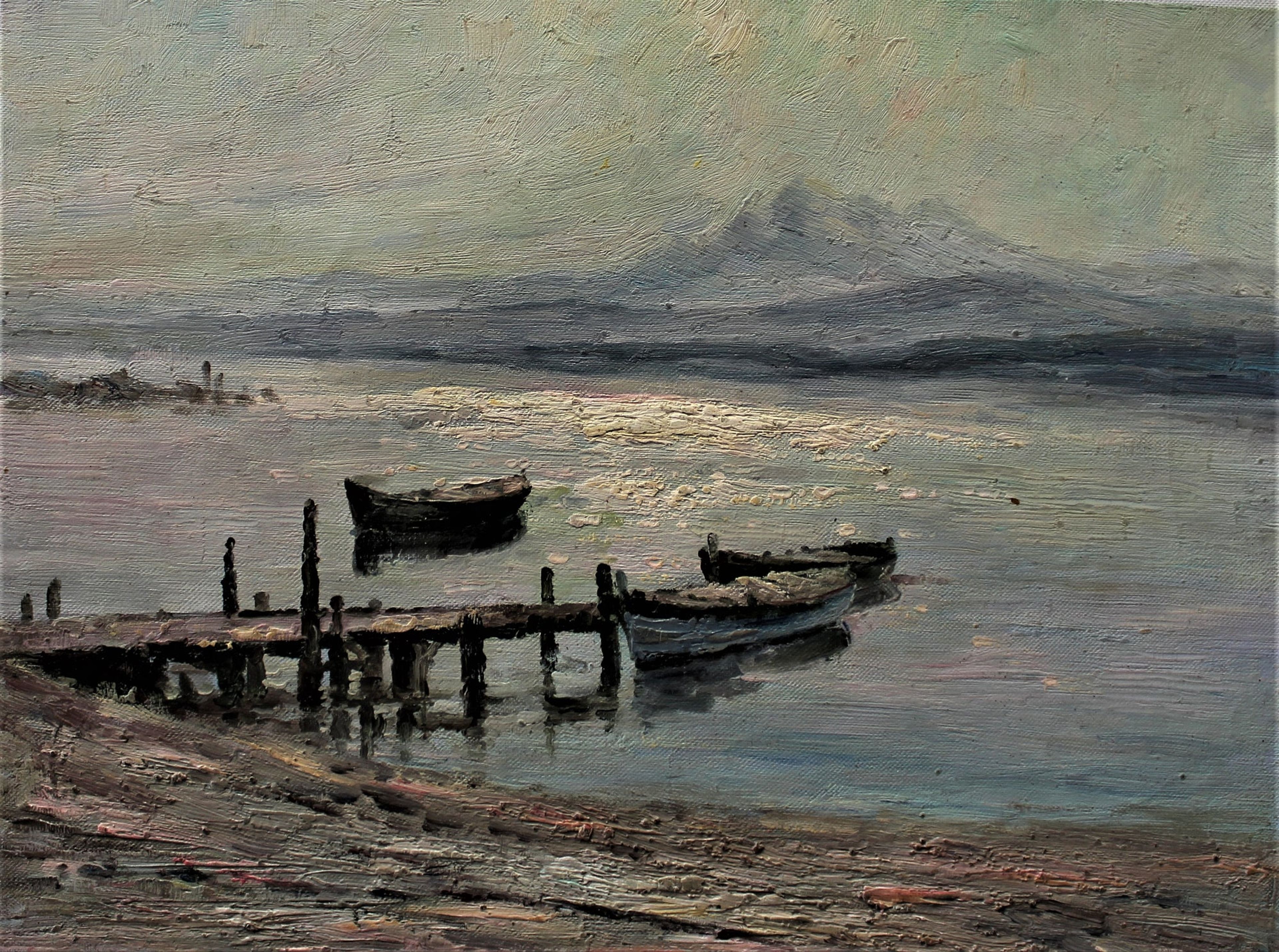 Petits bateaux à quai avec des montagnes au loin
