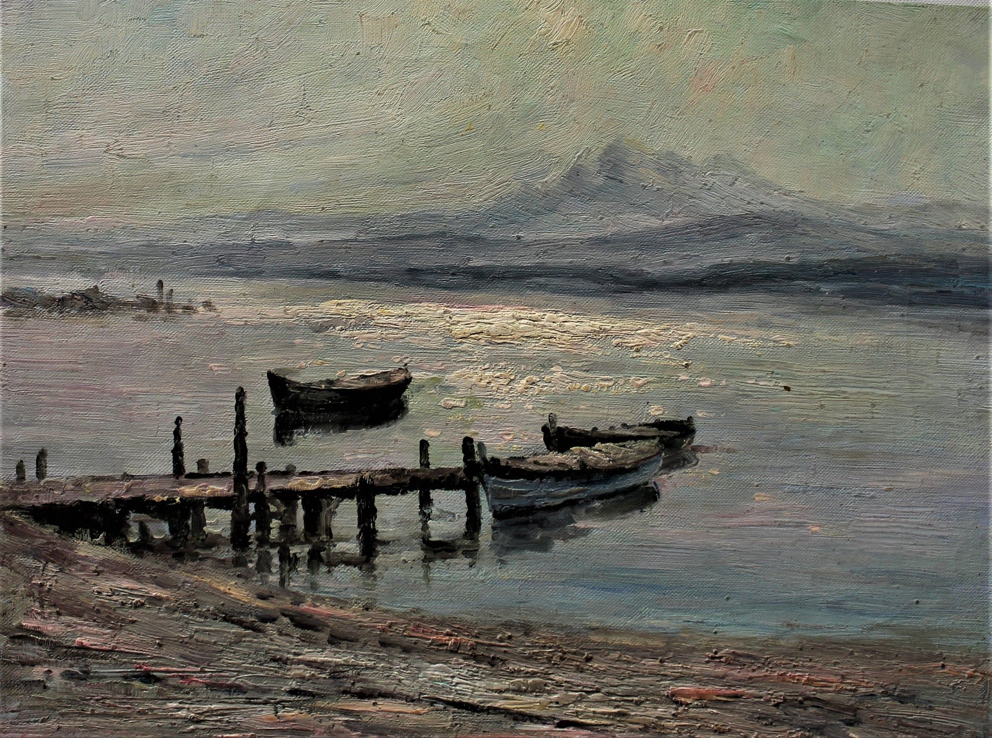 Petits bateaux à quai avec des montagnes au loin