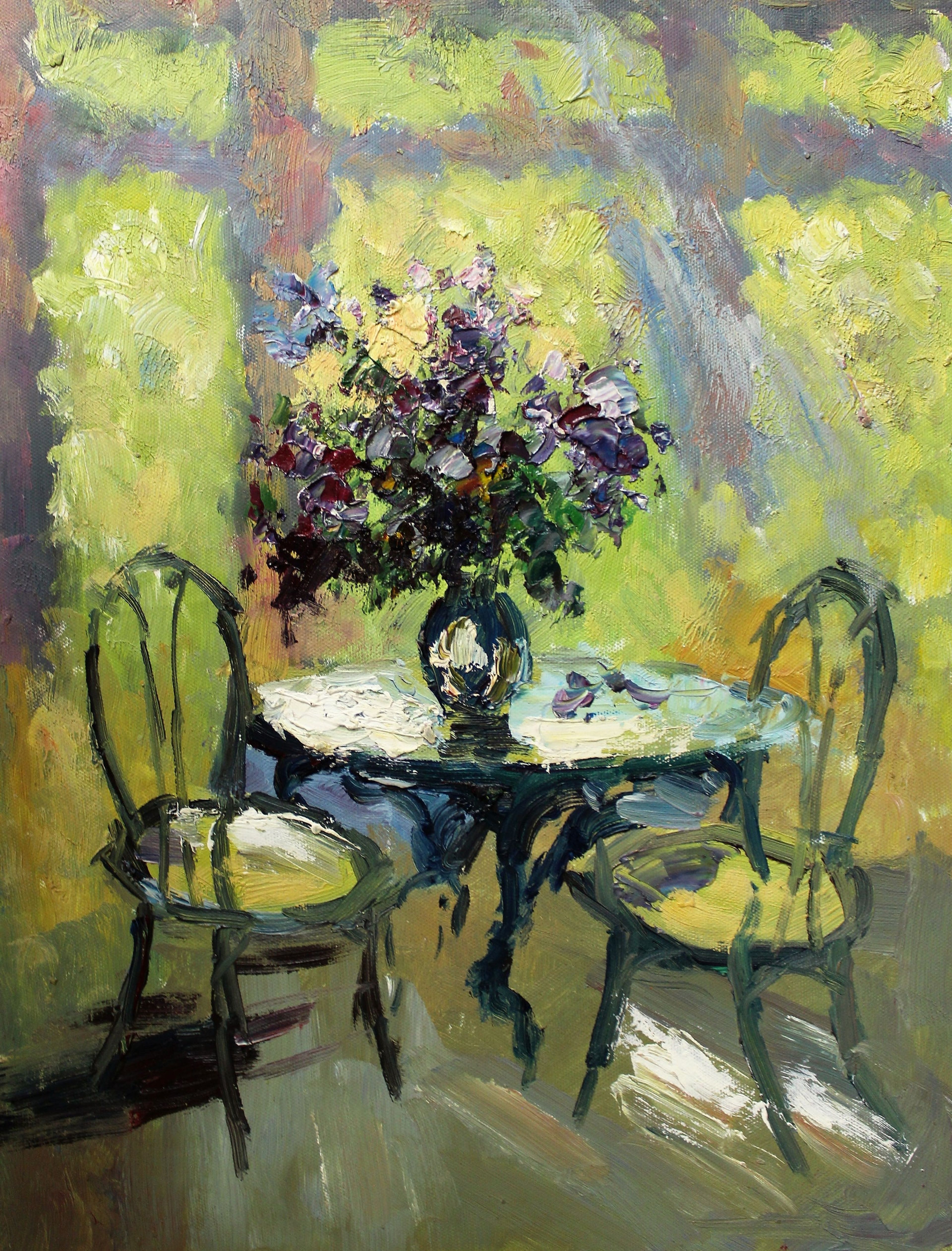 Composition florale sur une table avec deux chaises