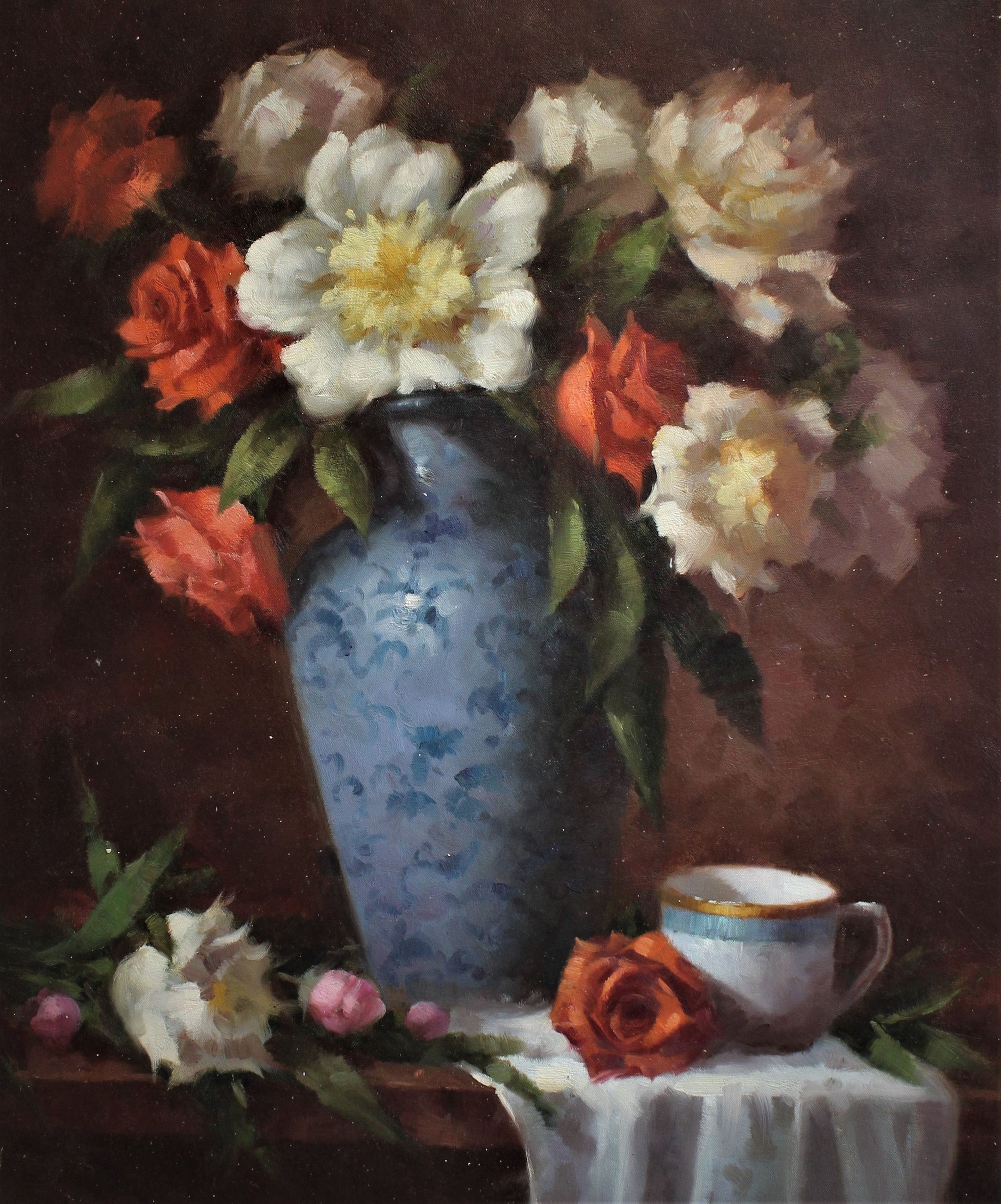Nature morte d'une tasse de thé et de fleurs dans un vase bleu