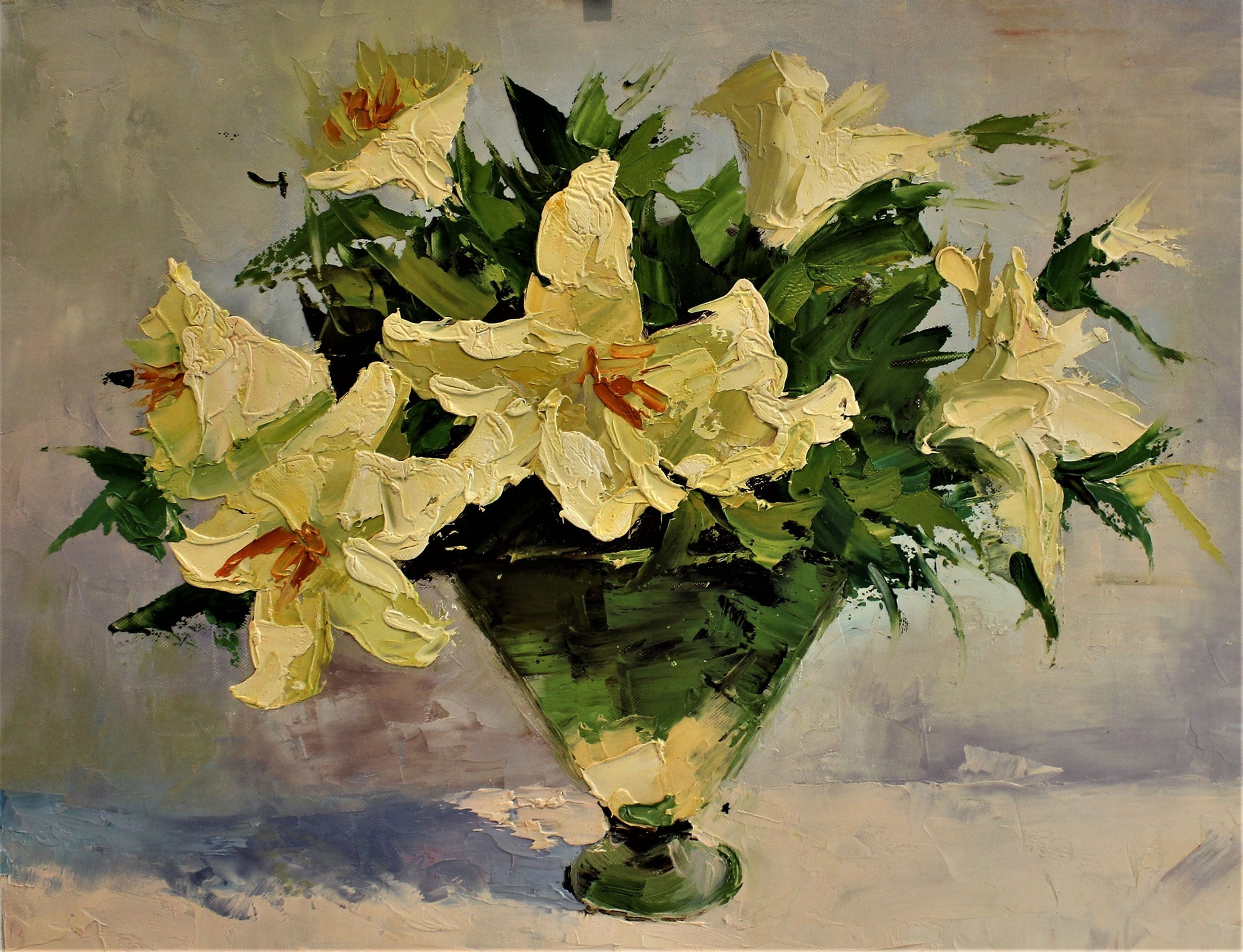 Lys jaunes dans un vase unique