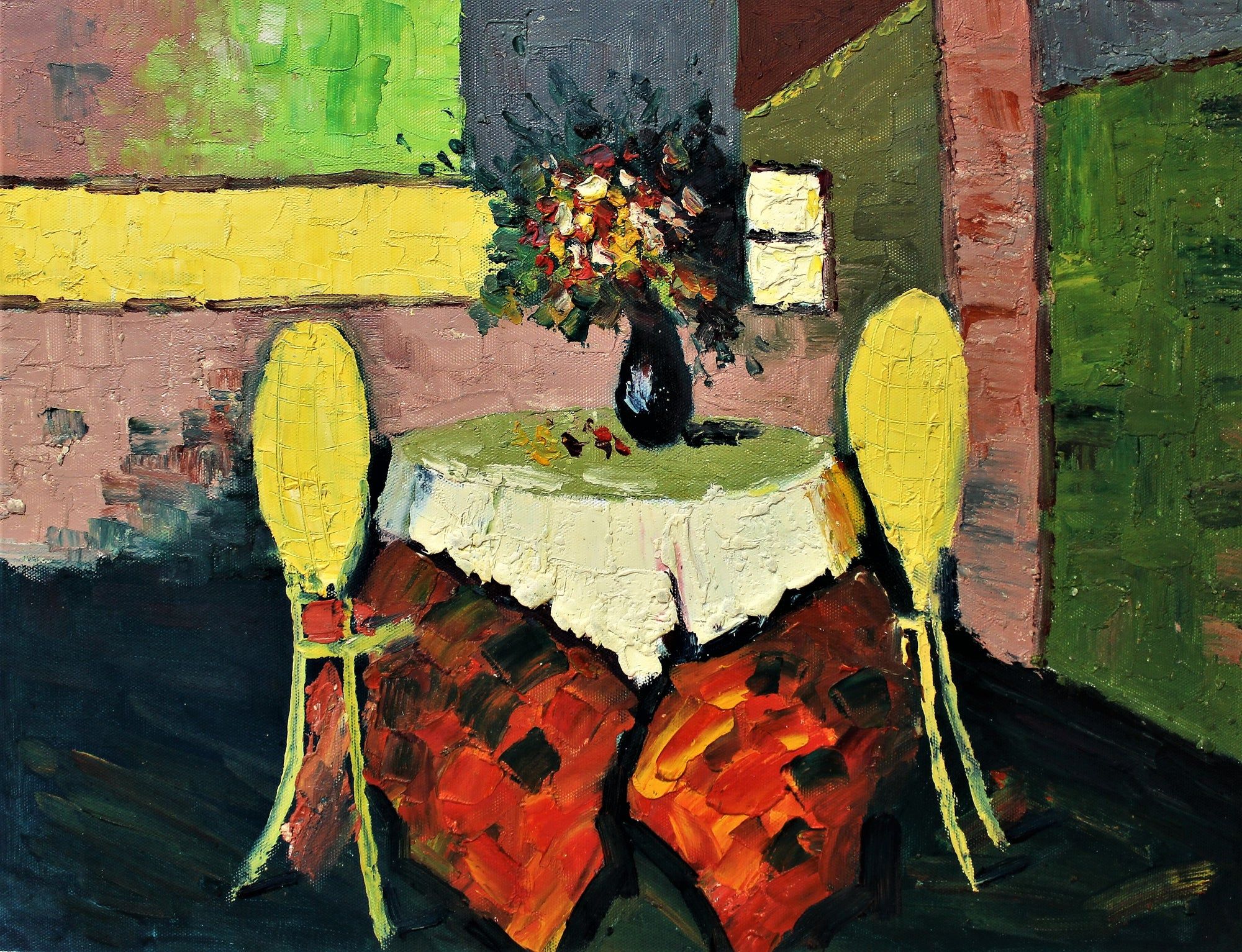 Table avec deux chaises jaunes et des fleurs