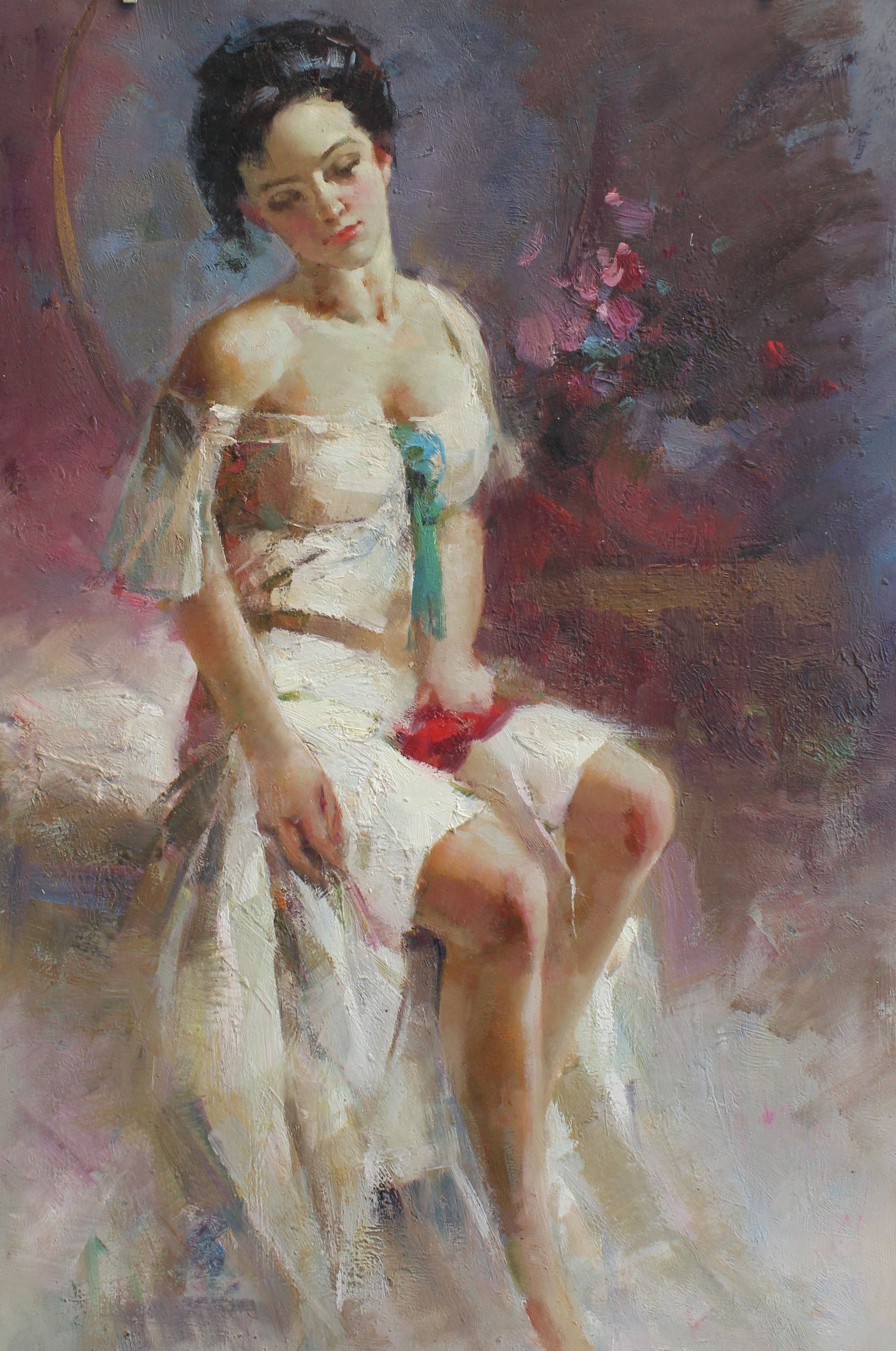 Belle femme aux cheveux noirs assise
