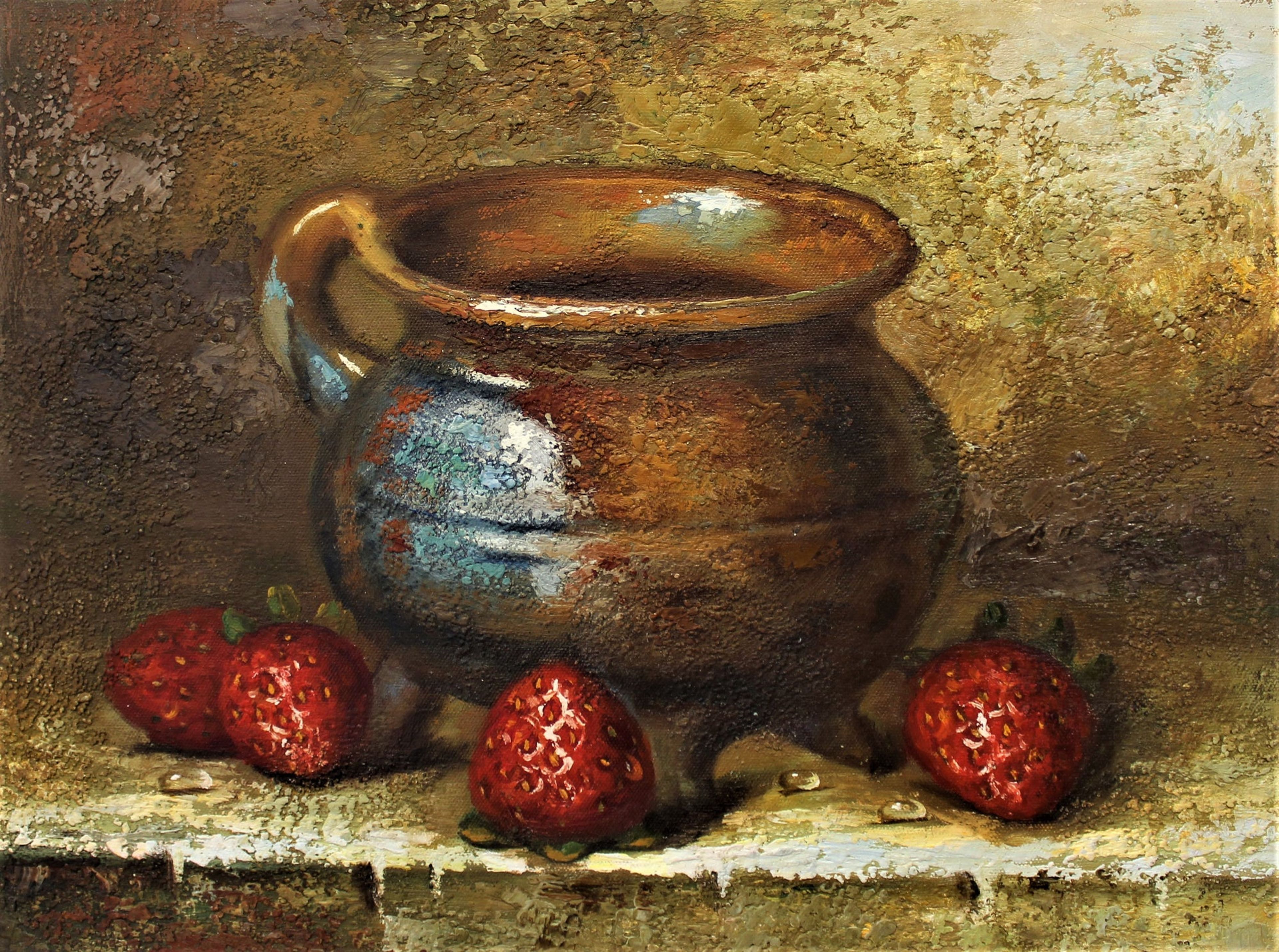 Nature morte de fraises et d'un morceau de poterie bleue et brune