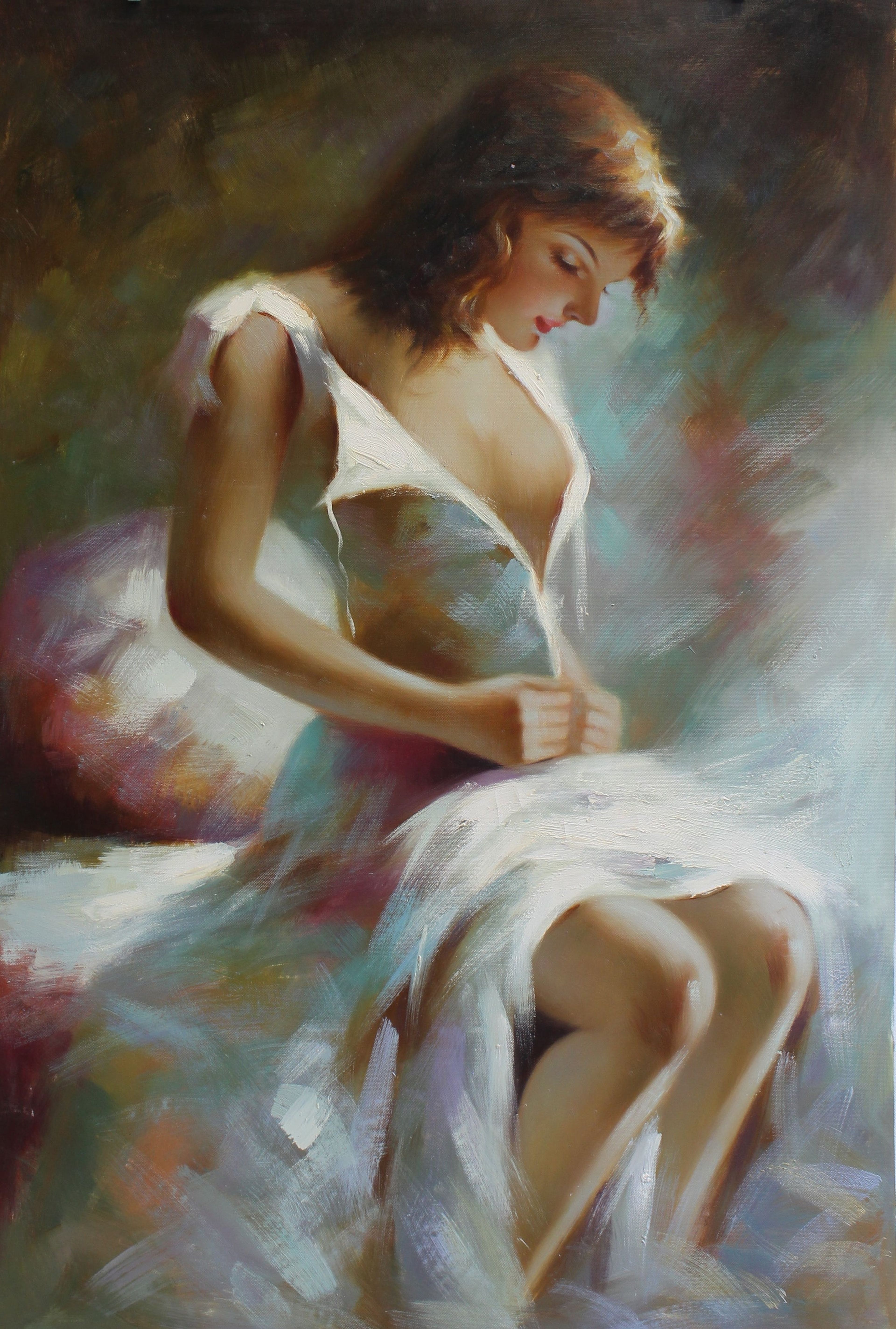 Femme déboutonnant une robe blanche