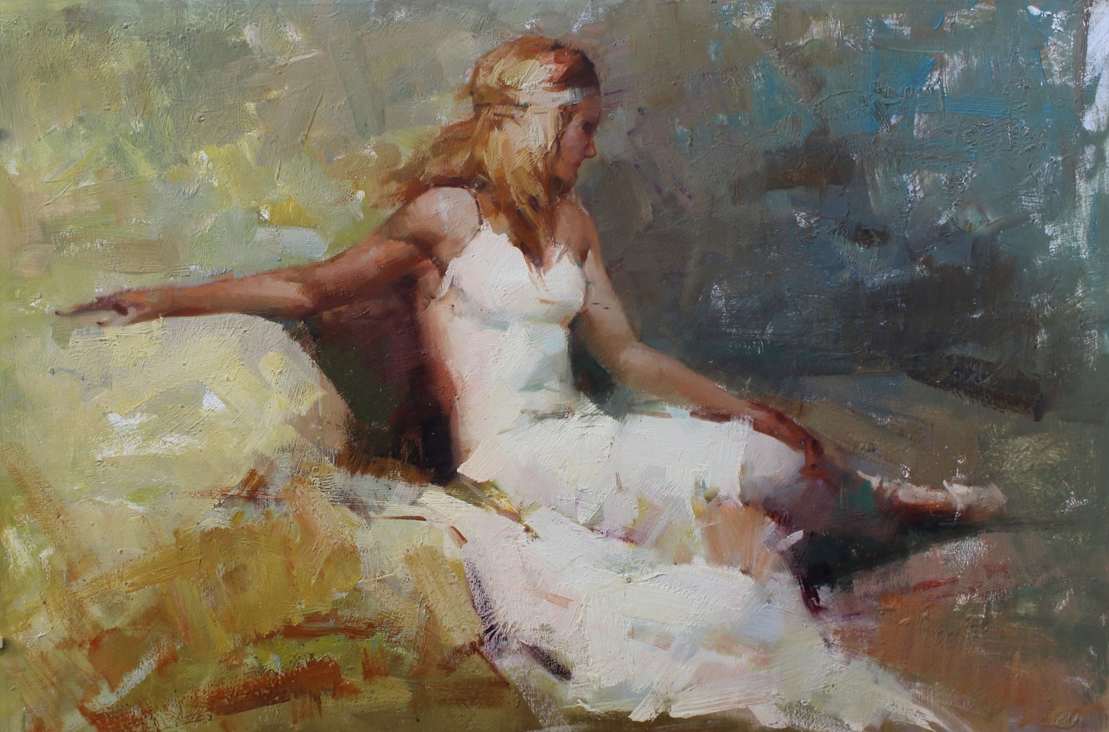 Femme blonde allongée dans une robe blanche