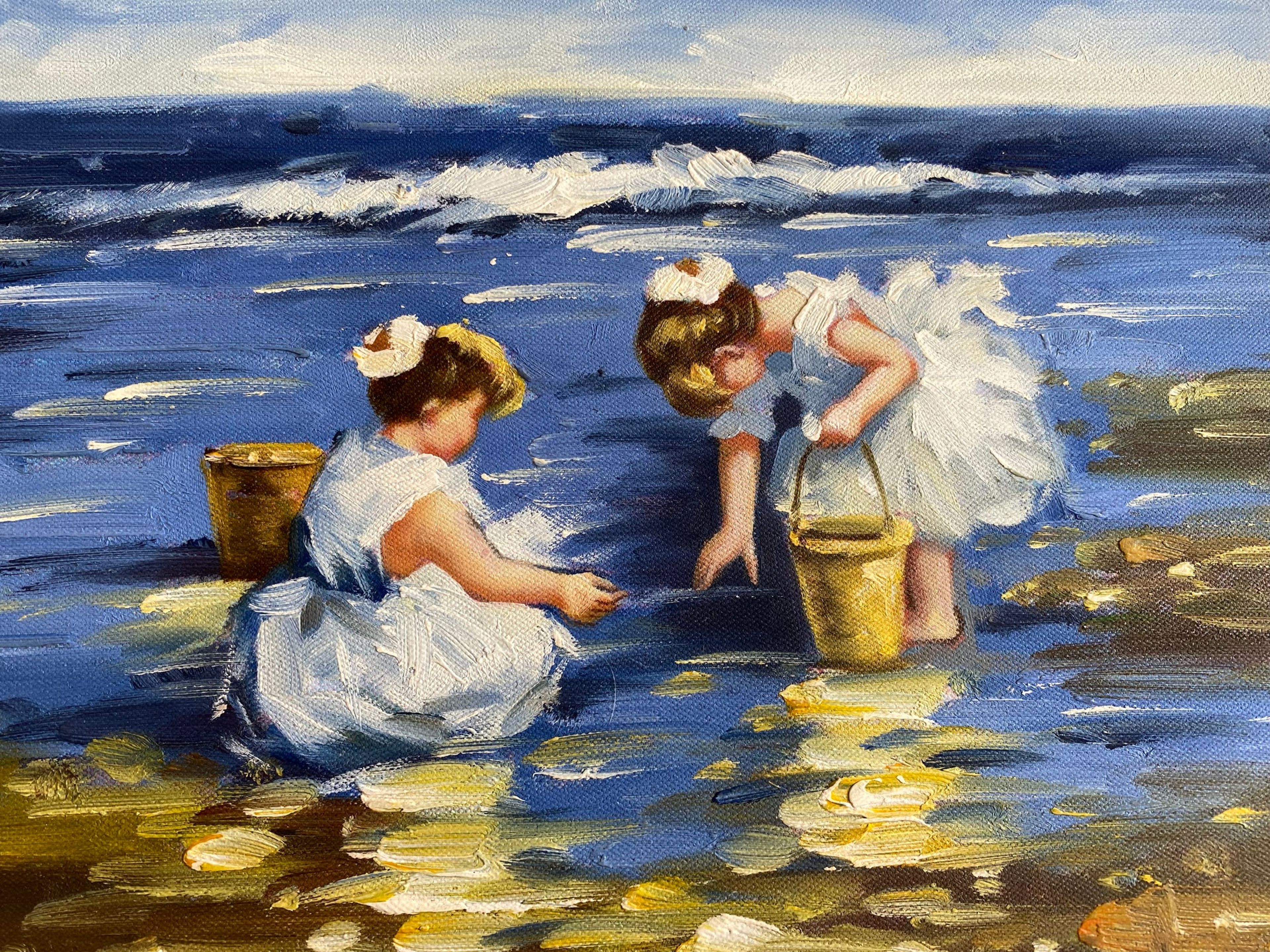 Deux enfants jouant dans l'eau