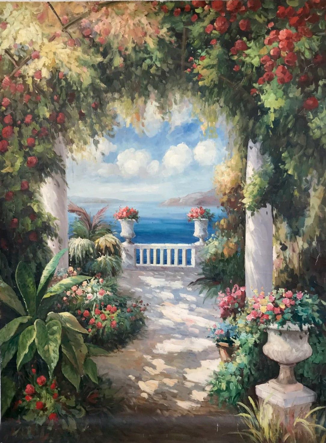 Jardin luxuriant surplombant l'eau