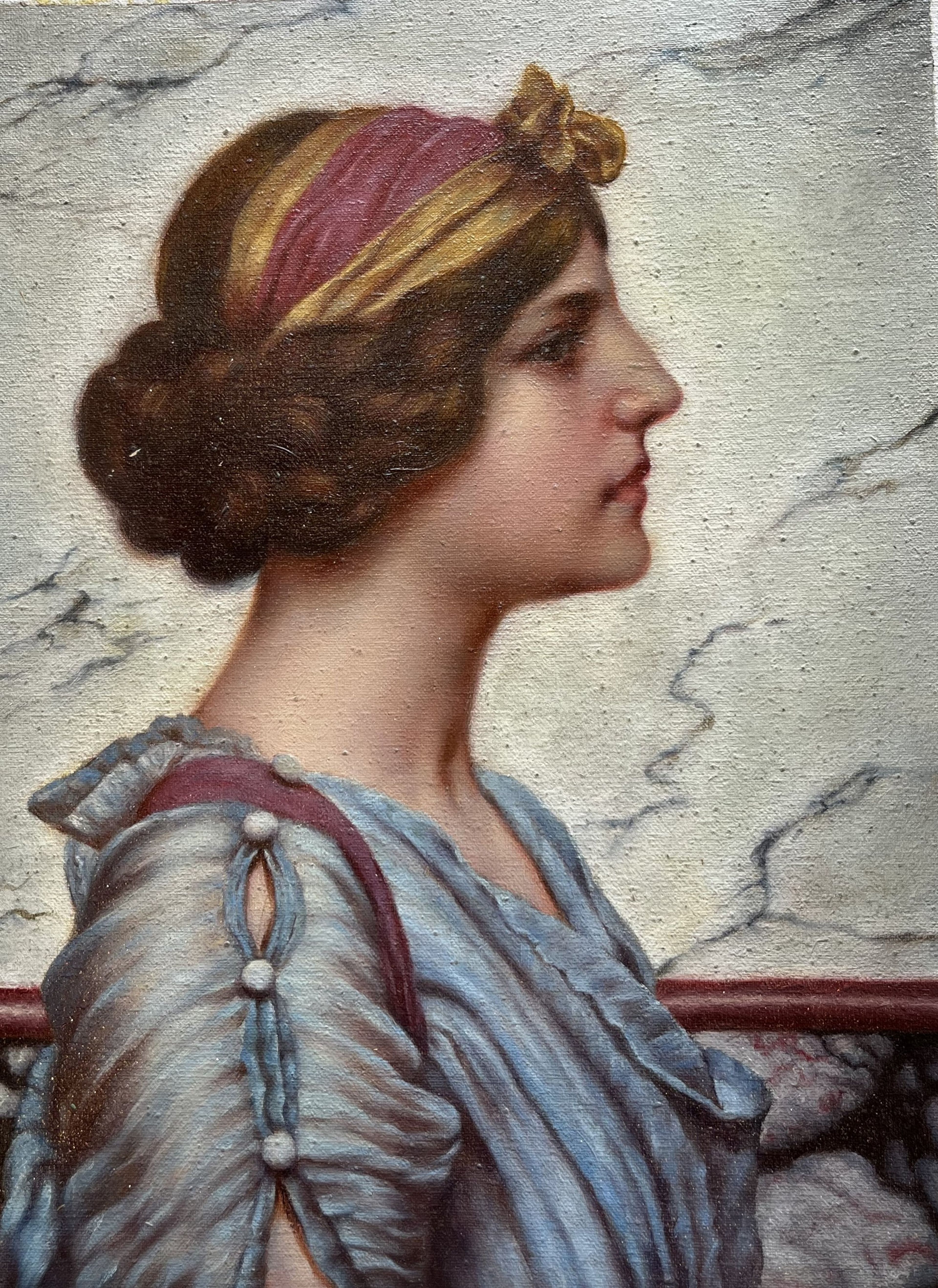Portrait de profil d'une femme avec un bandeau