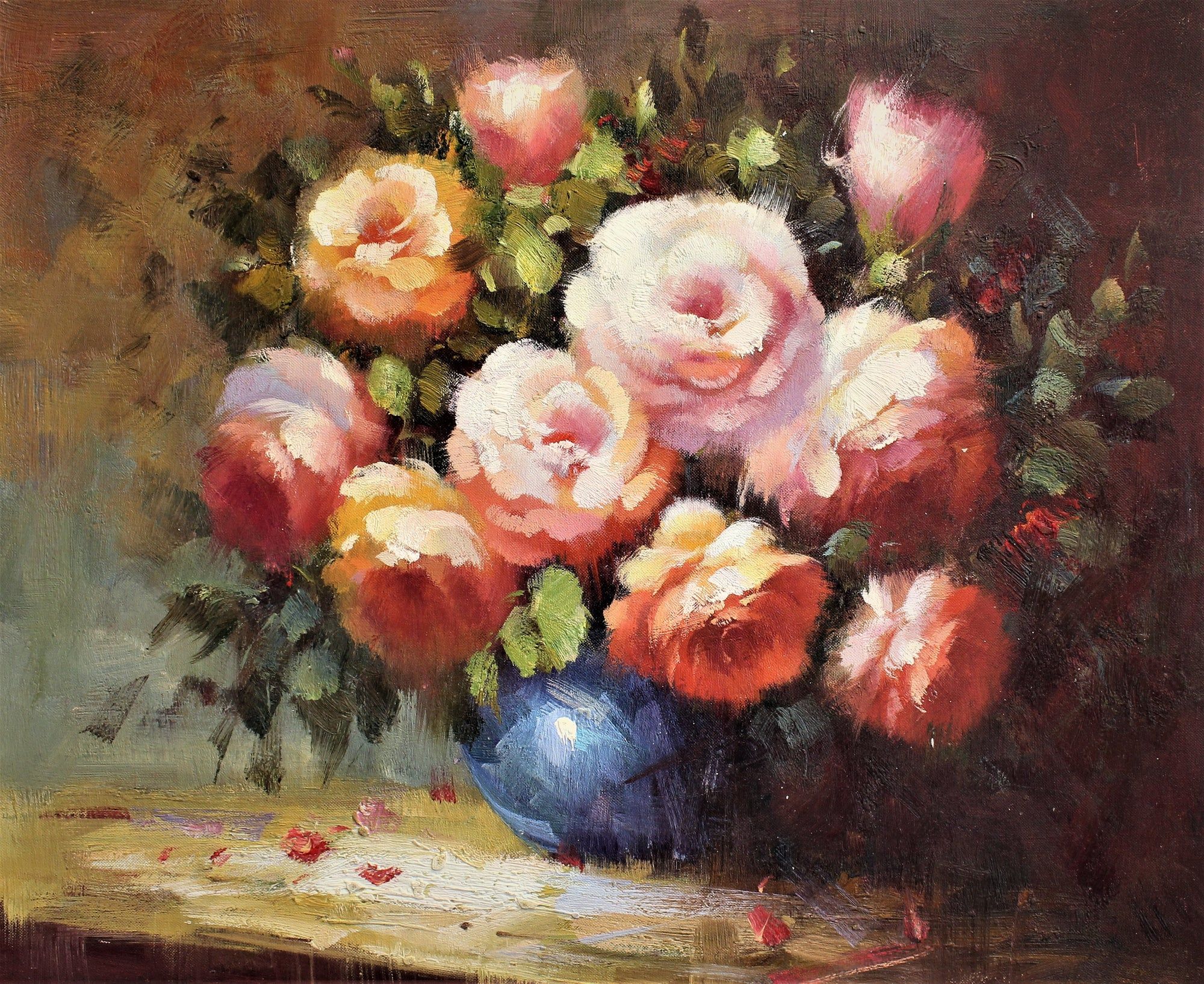 Nature morte de roses dans un vase bleu