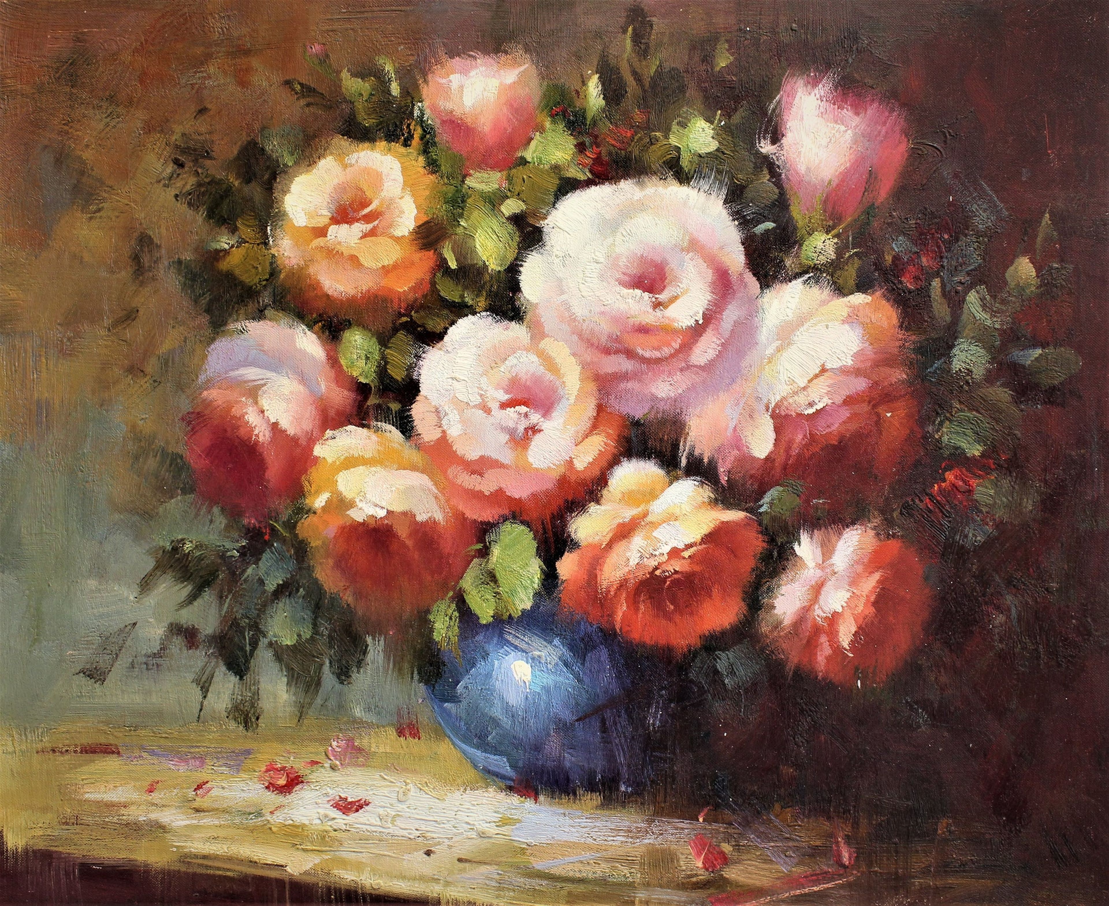 Nature morte de roses dans un vase bleu