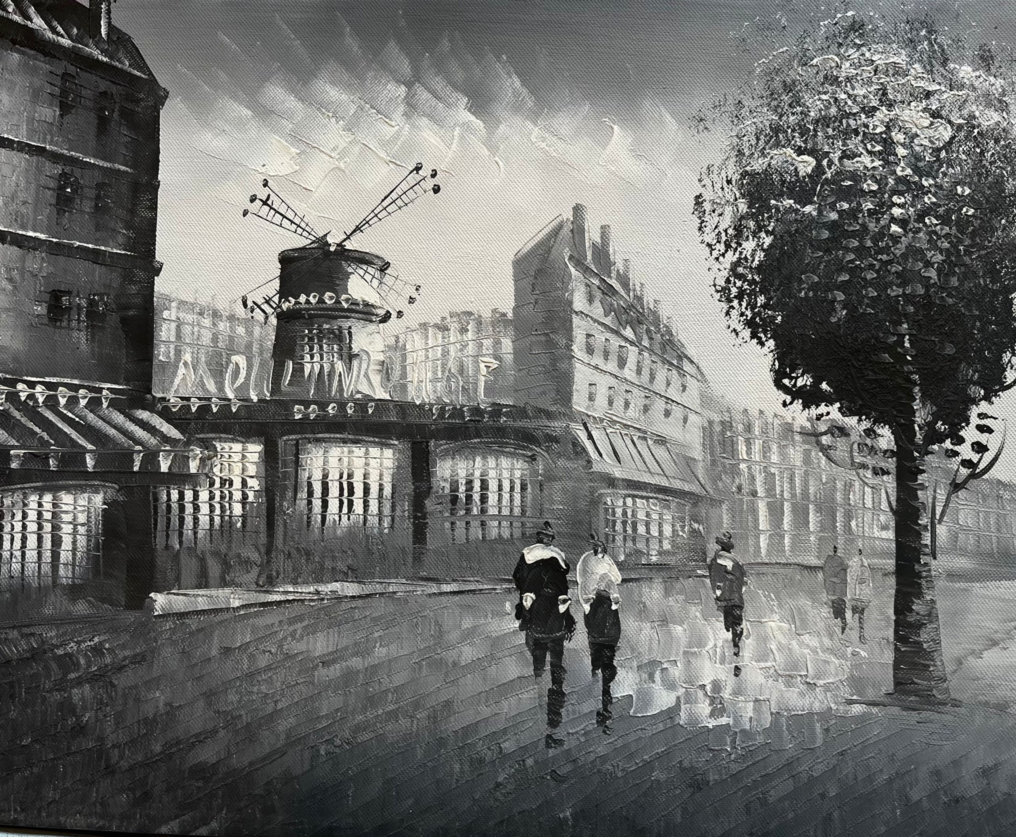 Rue noire et grise avec moulin