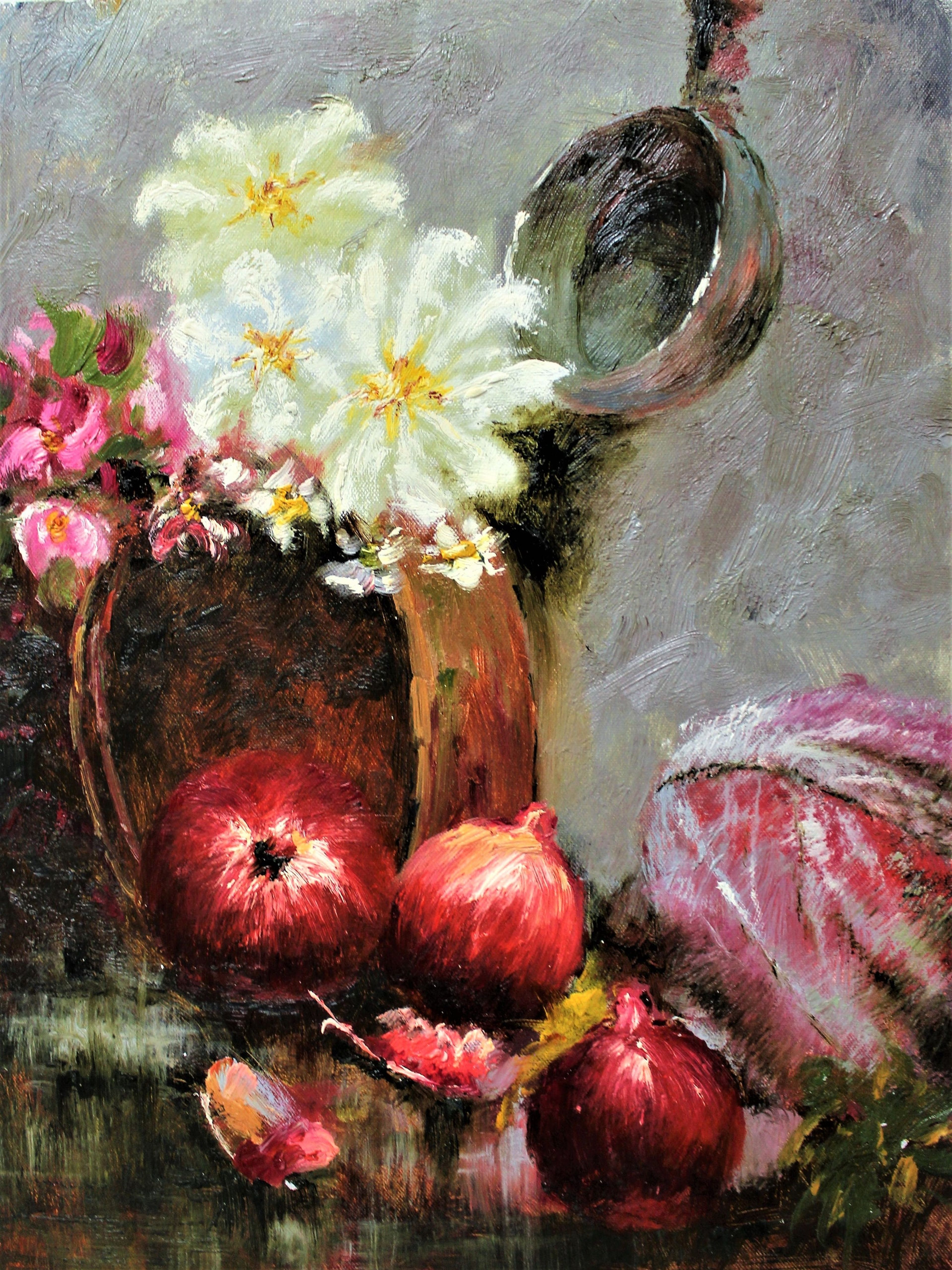 Nature morte de fruits dans un panier et de fleurs