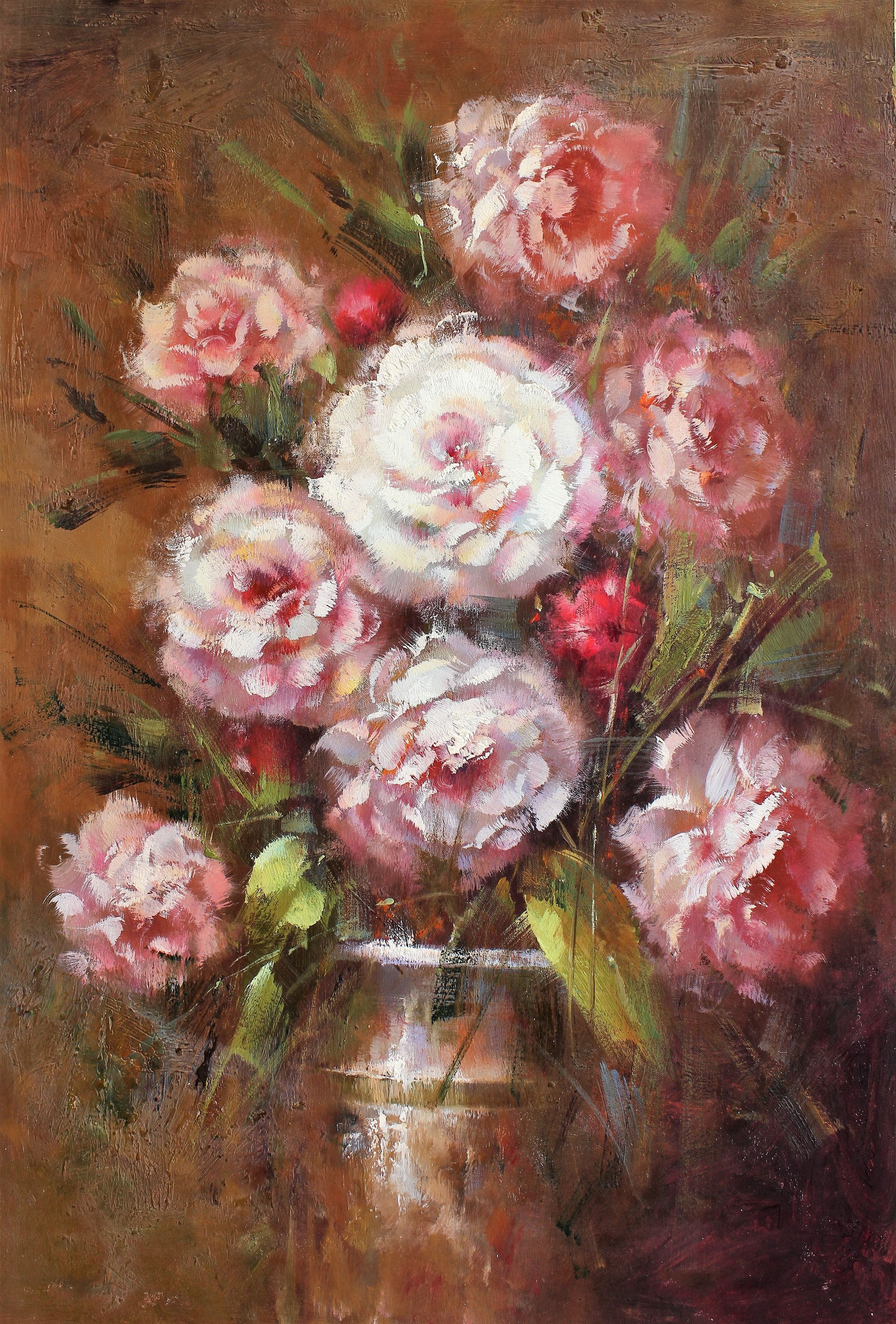 Nature morte de roses roses dans un vase en argent