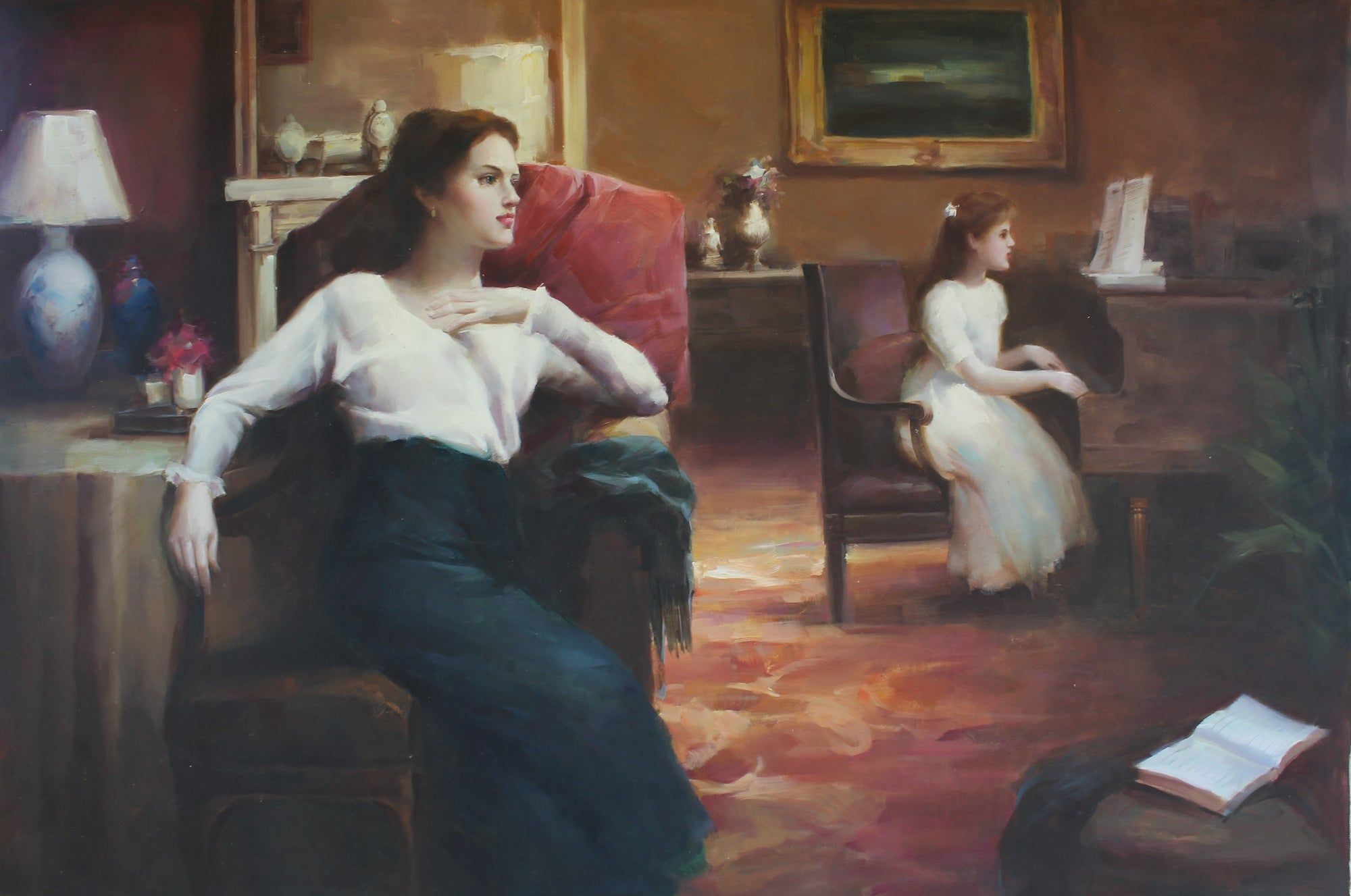 Femme écoutant une jeune fille jouer du piano