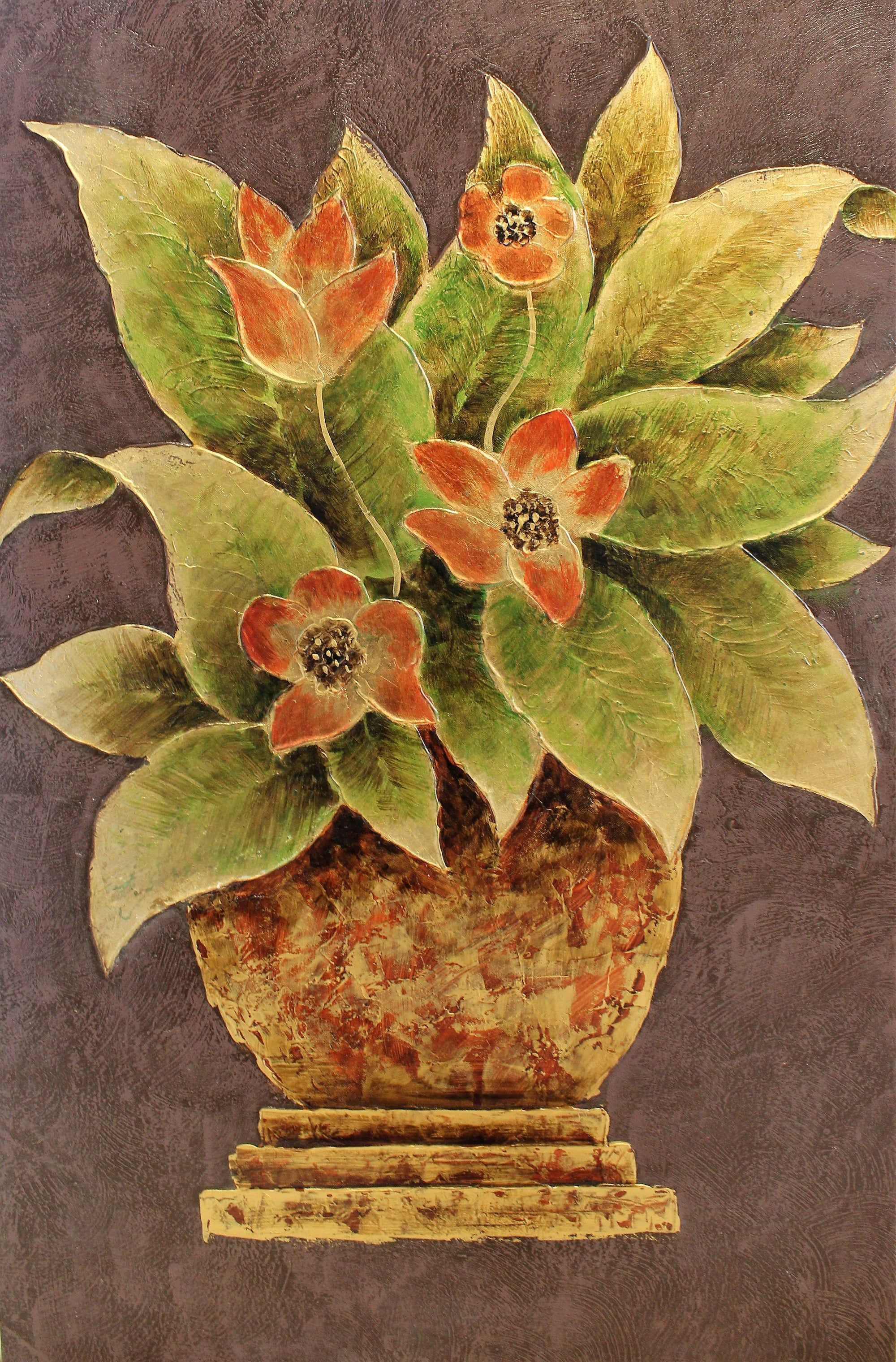 Plante à fleurs dans un pot doré