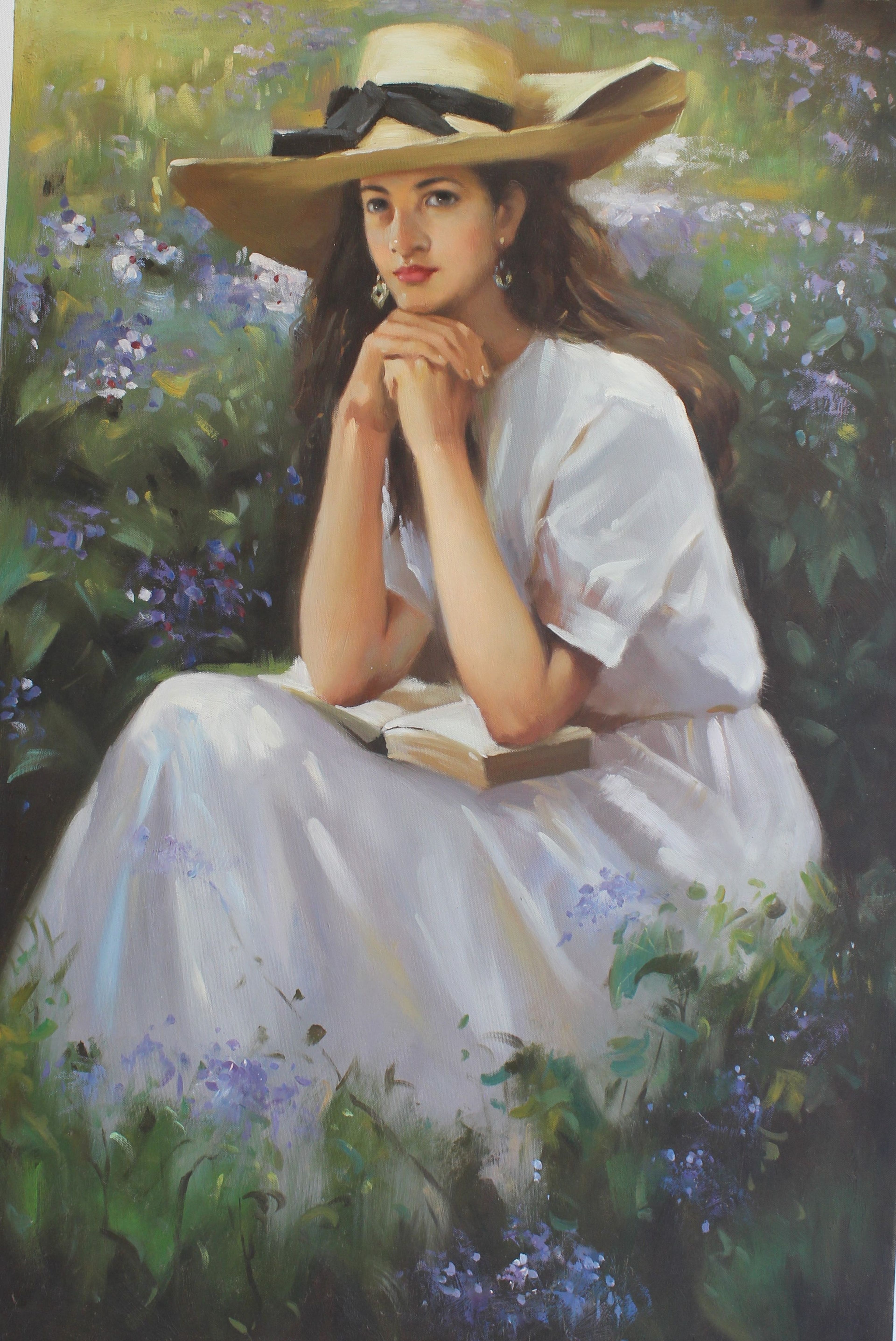 Femme assise dans un champ de fleurs