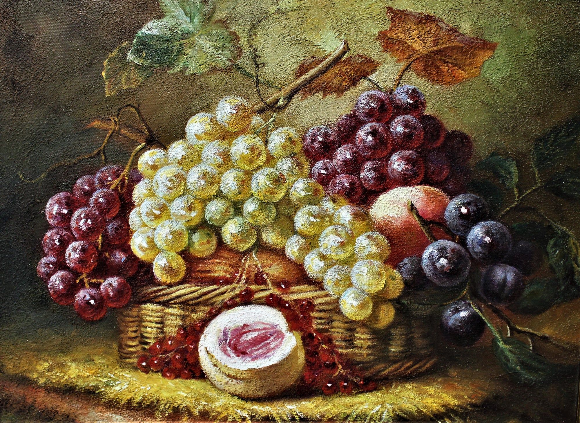 Nature morte de raisins et de pêches dans un panier