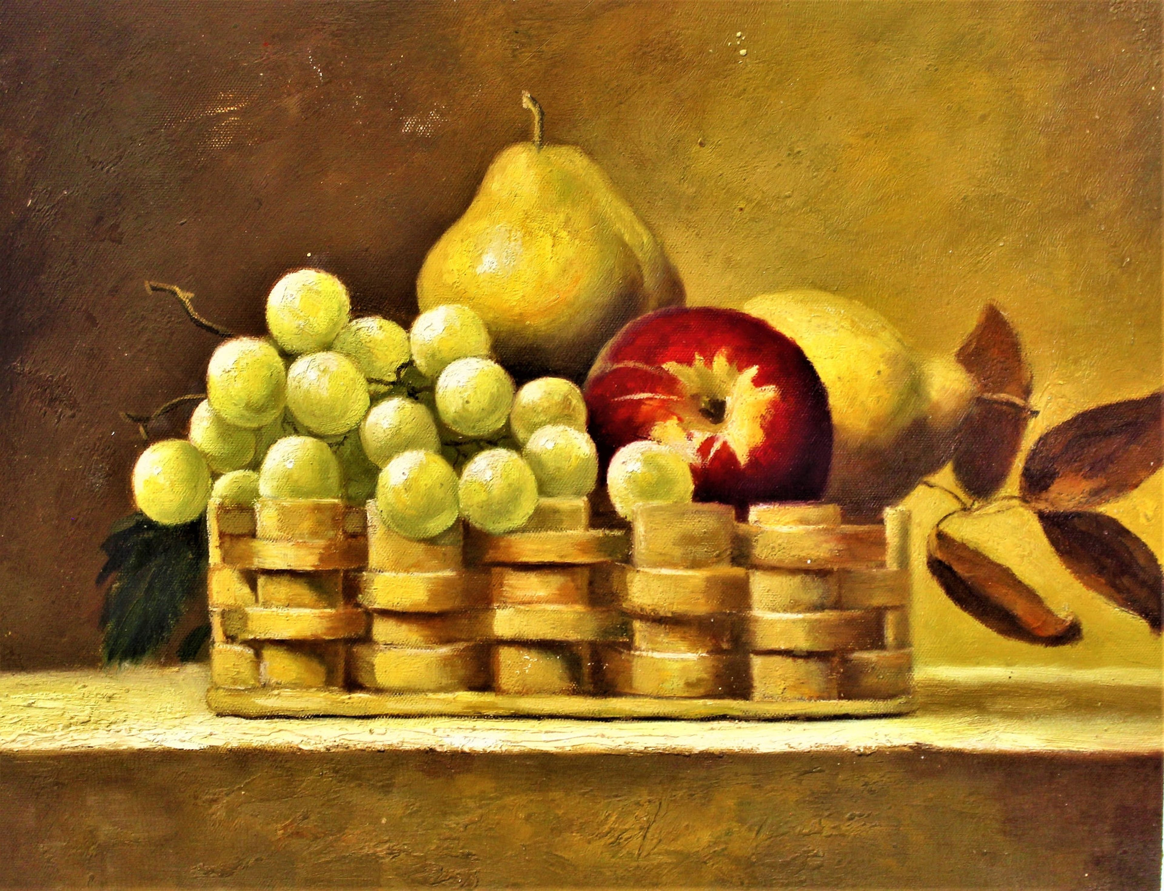 Nature morte de raisins, pommes et poires dans un panier tressé