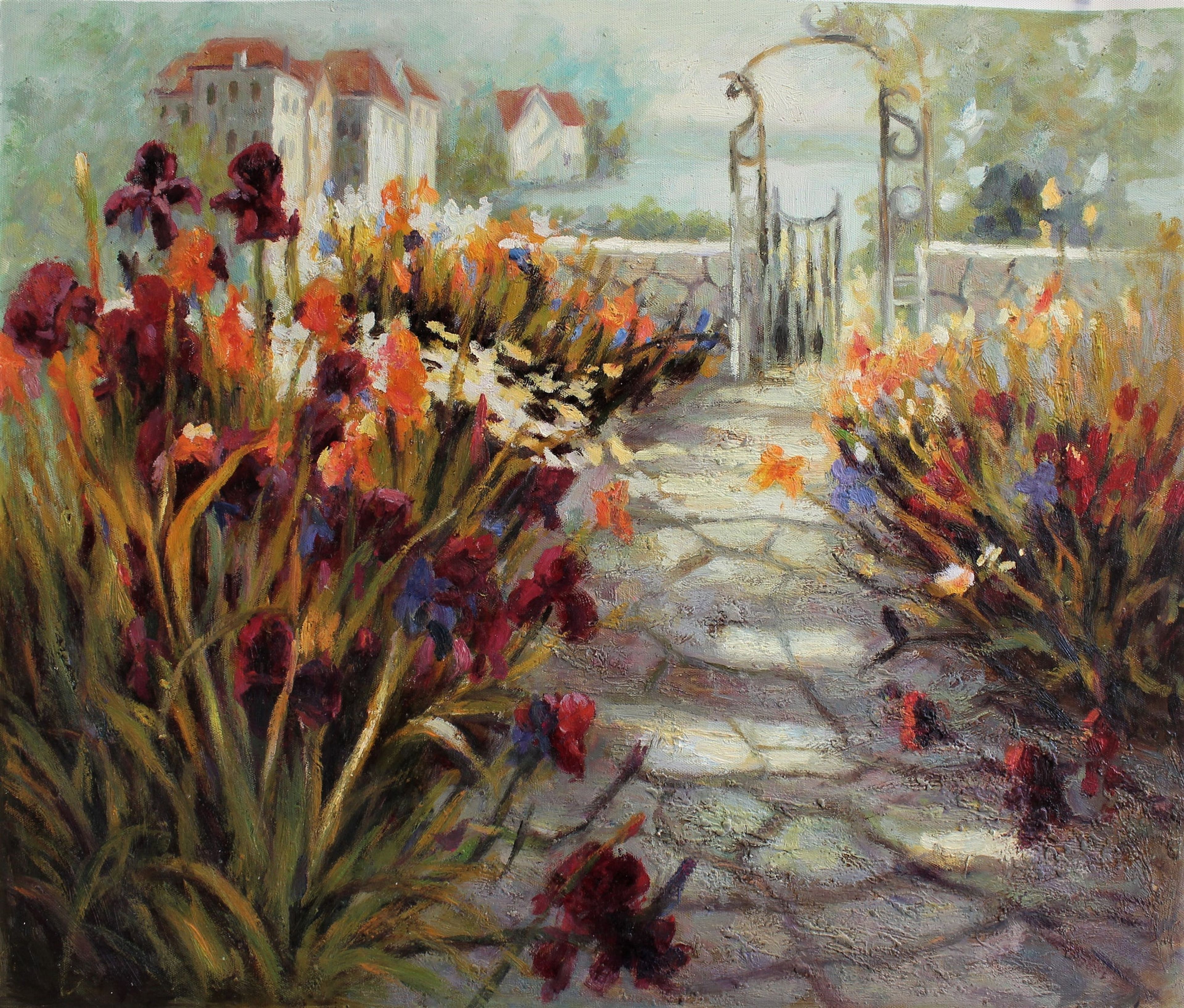 Allée de jardin entourée de lys et d'orchidées