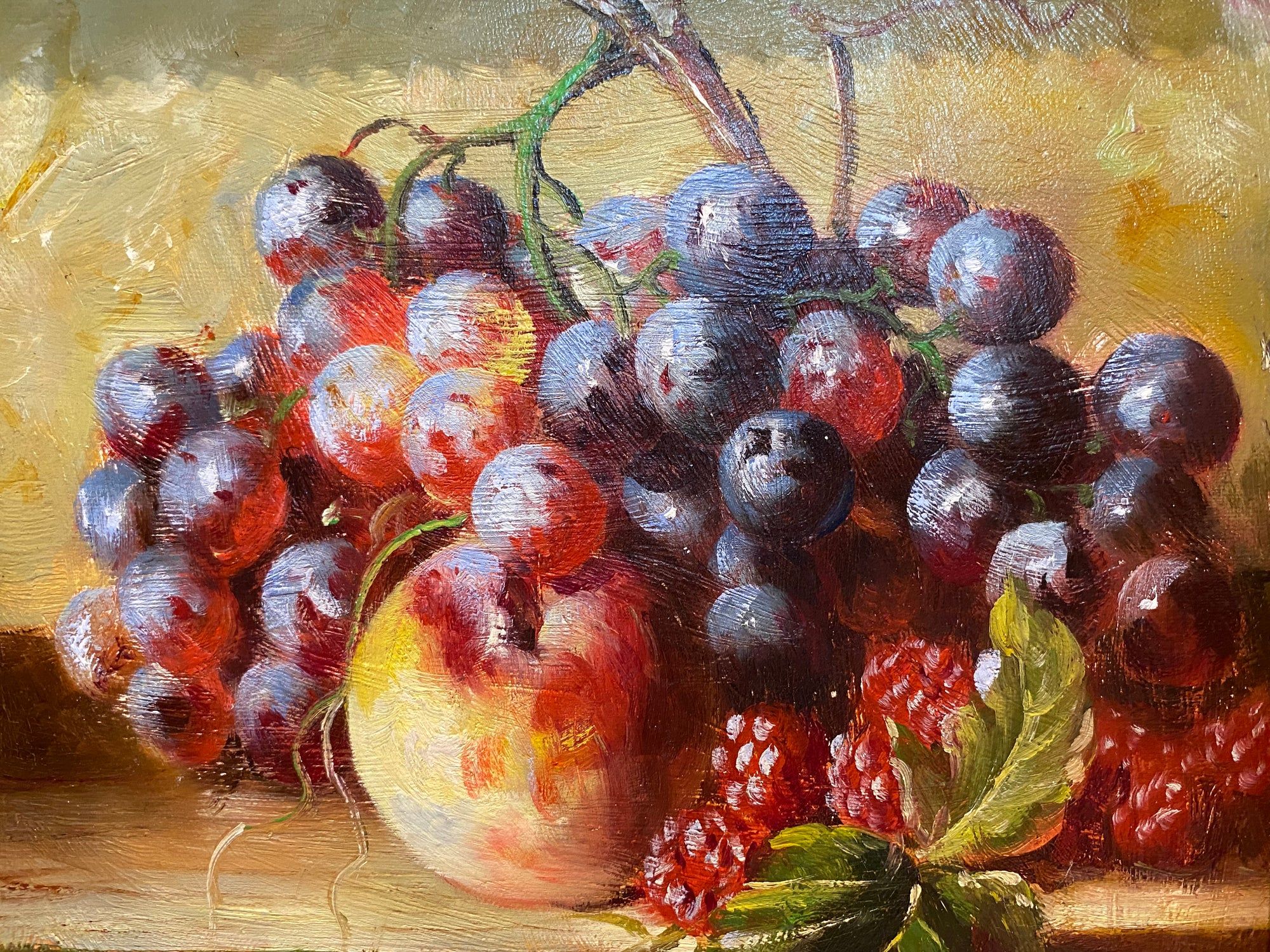 Nature morte de framboises, de raisins et d'une pomme
