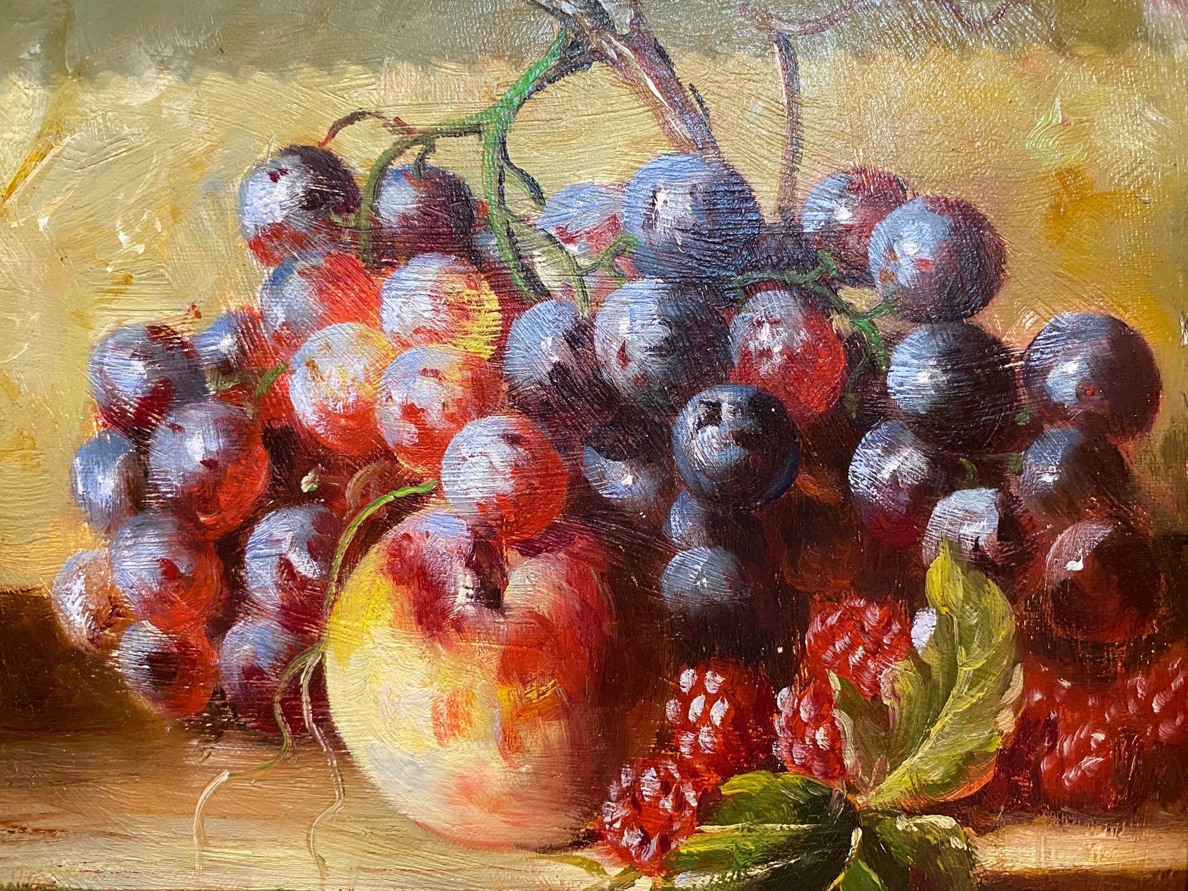 Nature morte de framboises, de raisins et d'une pomme
