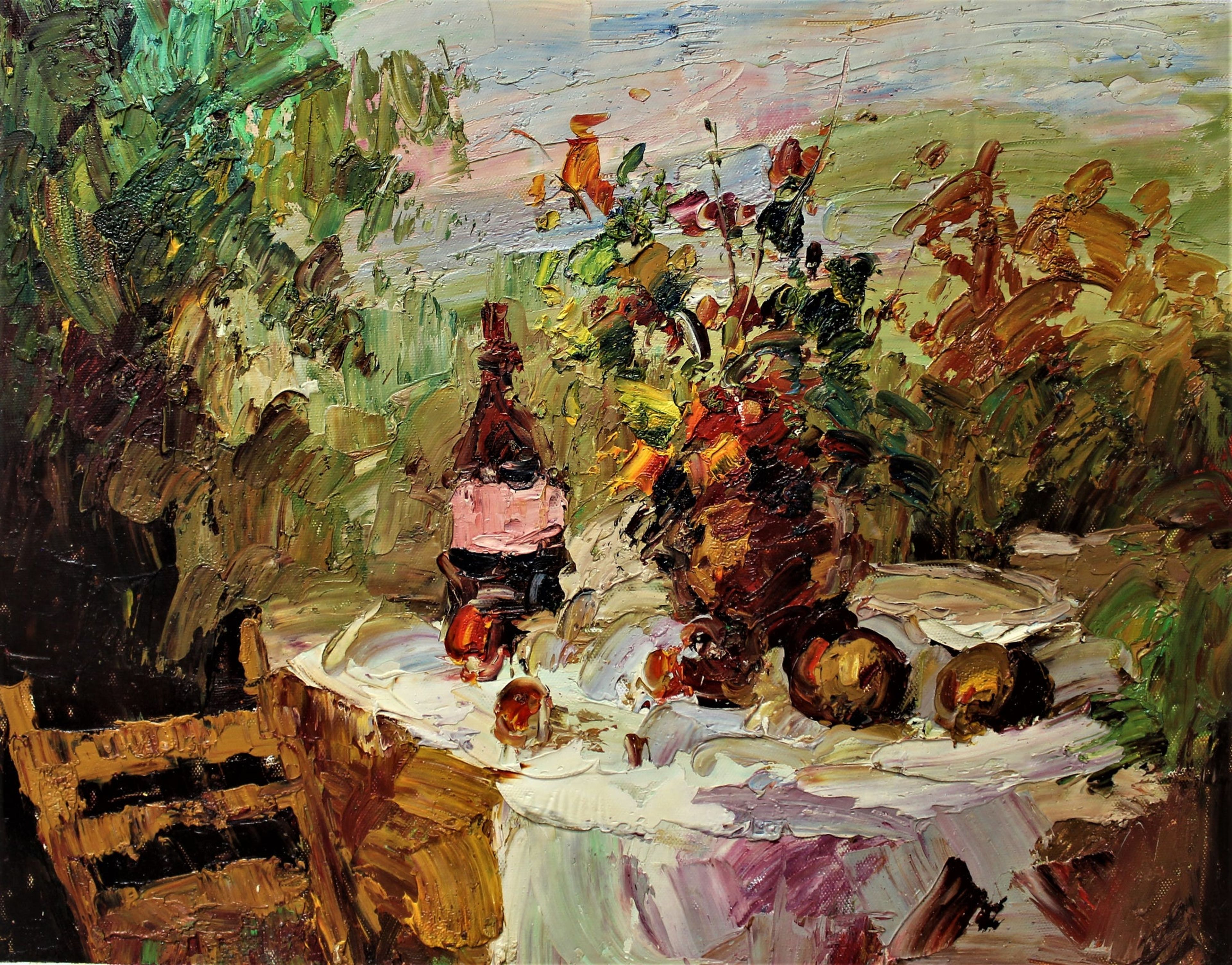 Table d'extérieur avec vin, fruits et fleurs