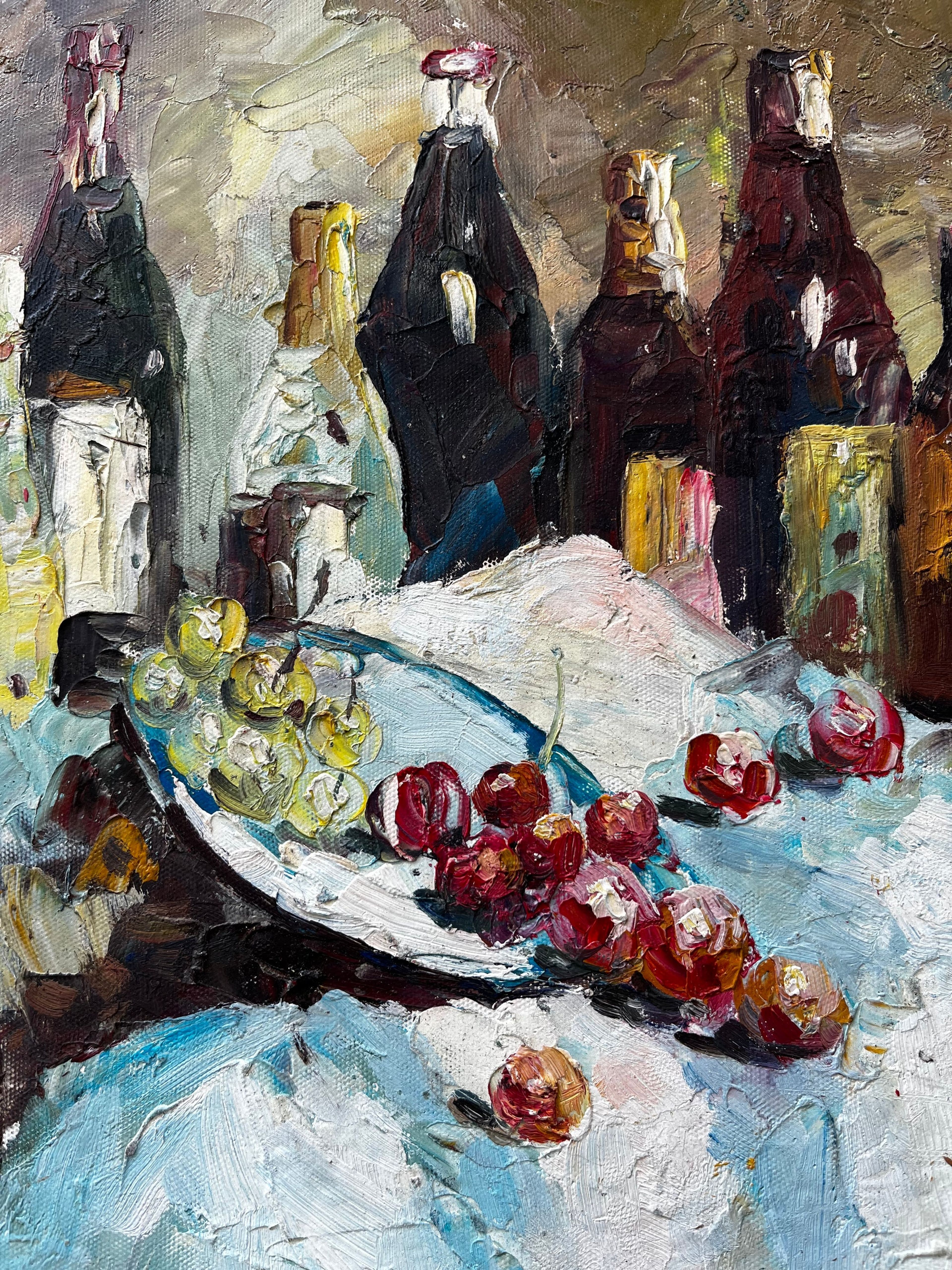Nature morte de bouteilles d'alcool et de fruits