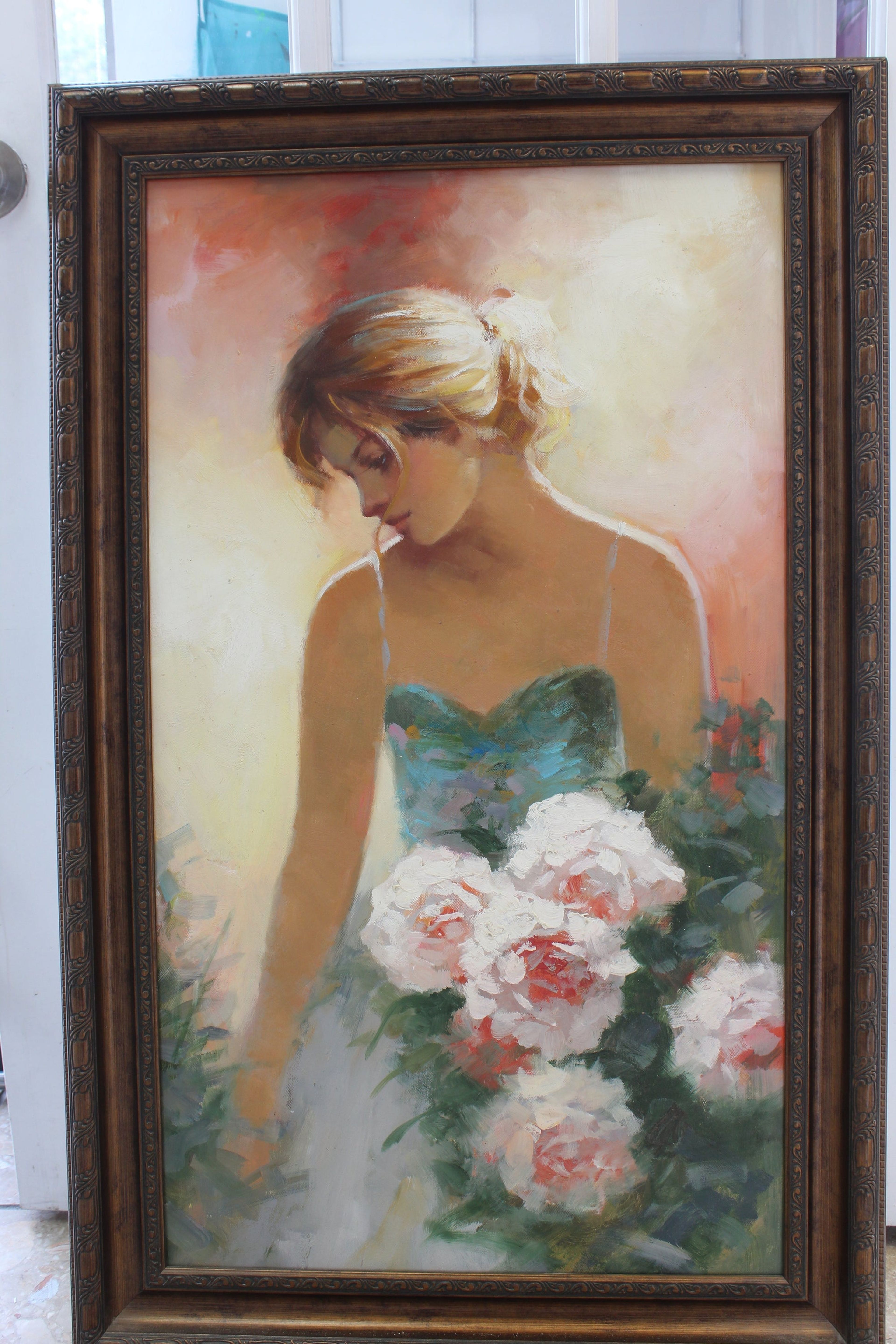 Femme blonde avec des fleurs roses