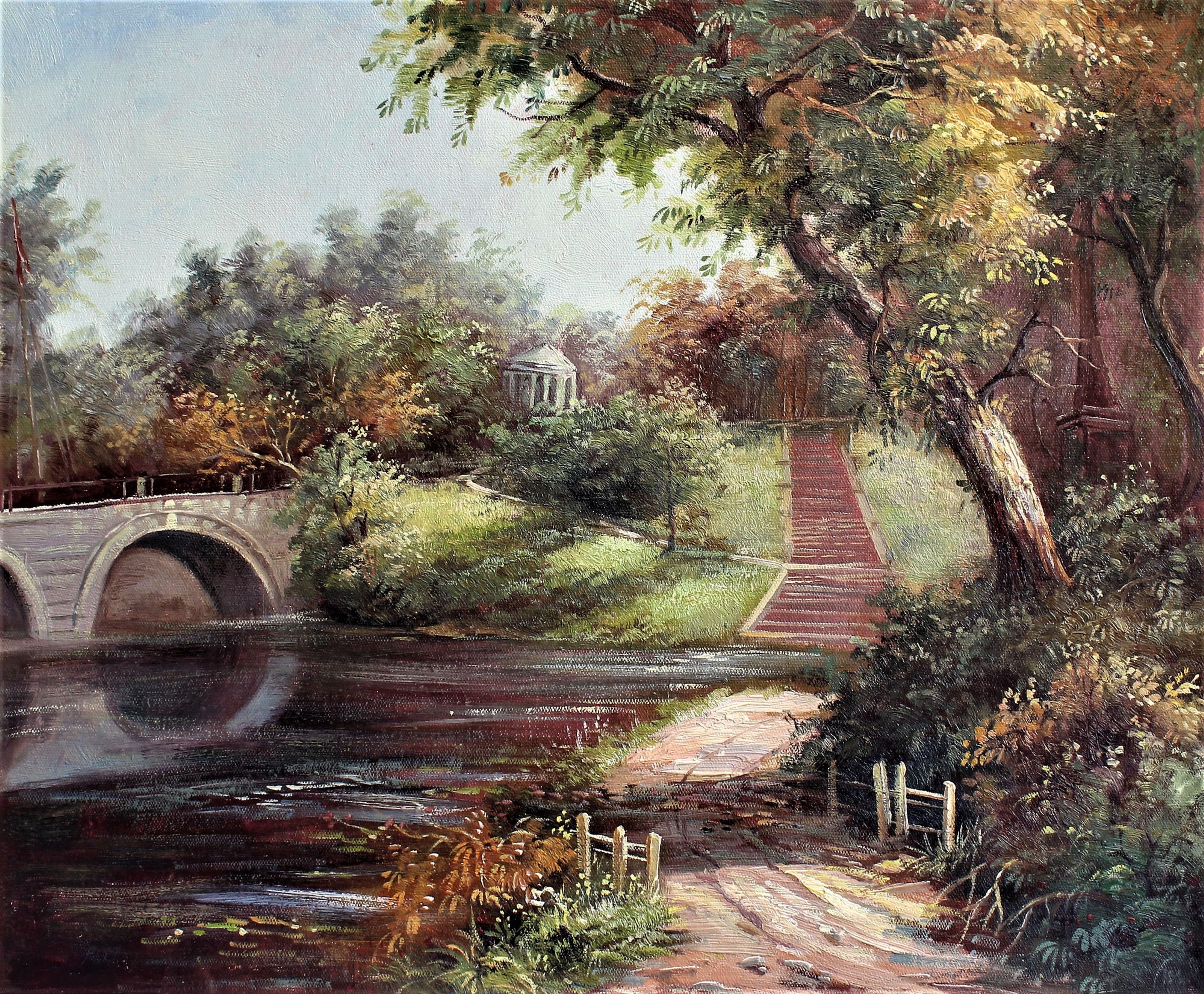 Route à côté d'un étang et d'un pont