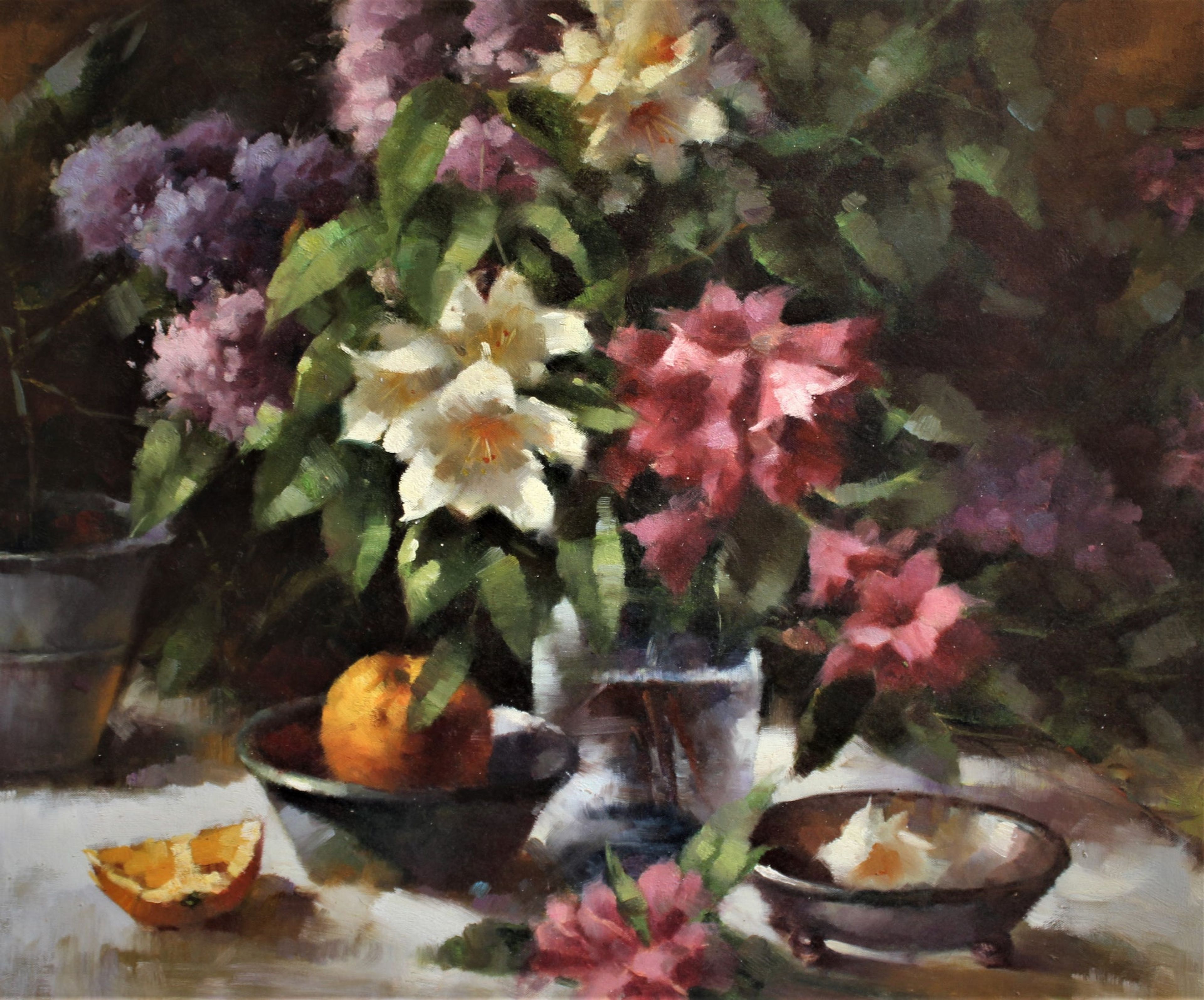 Nature morte de fleurs et d'une orange dans un bol