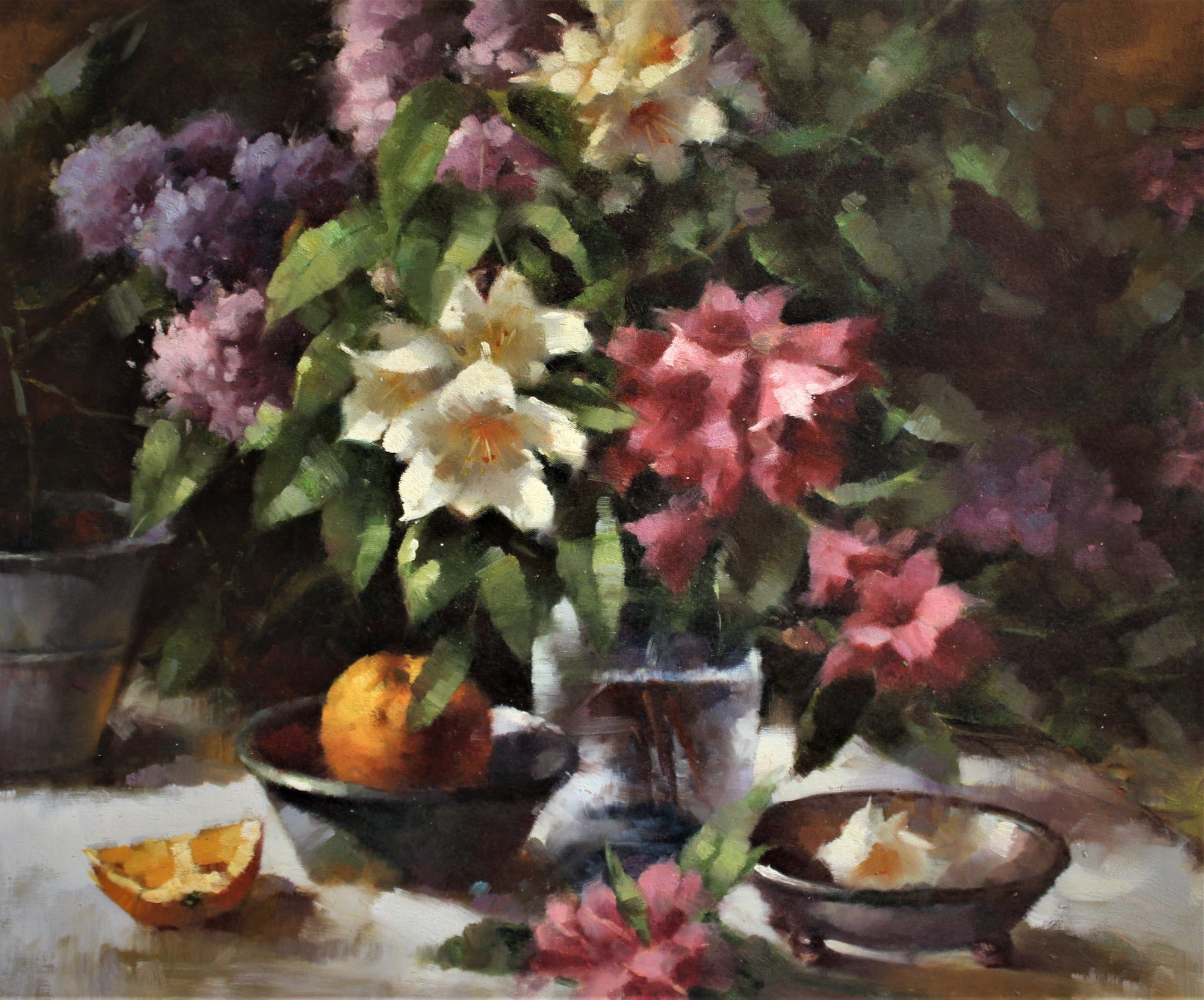 Nature morte de fleurs et d'une orange dans un bol
