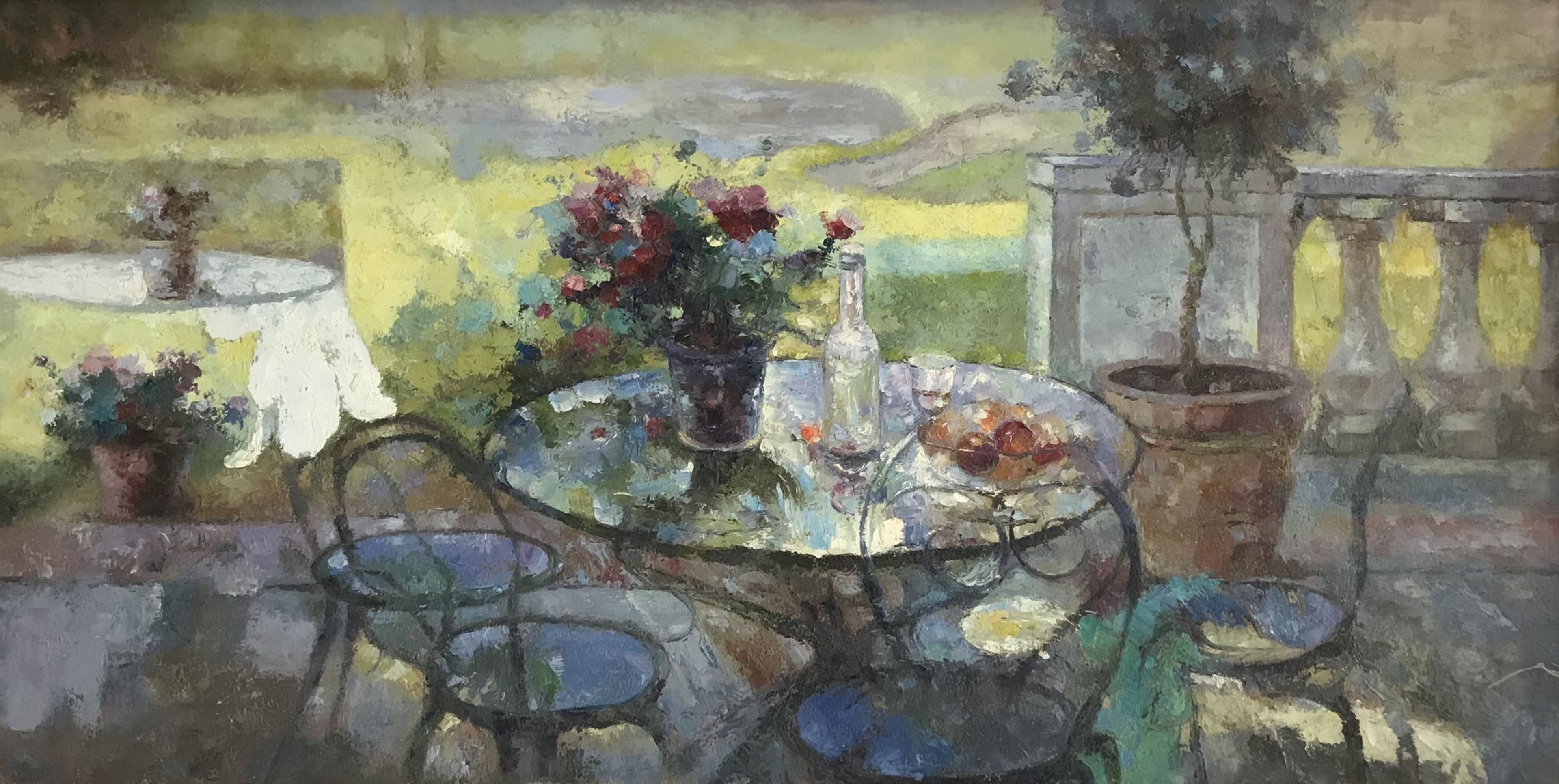 Table à manger d'extérieur avec fruits et fleurs