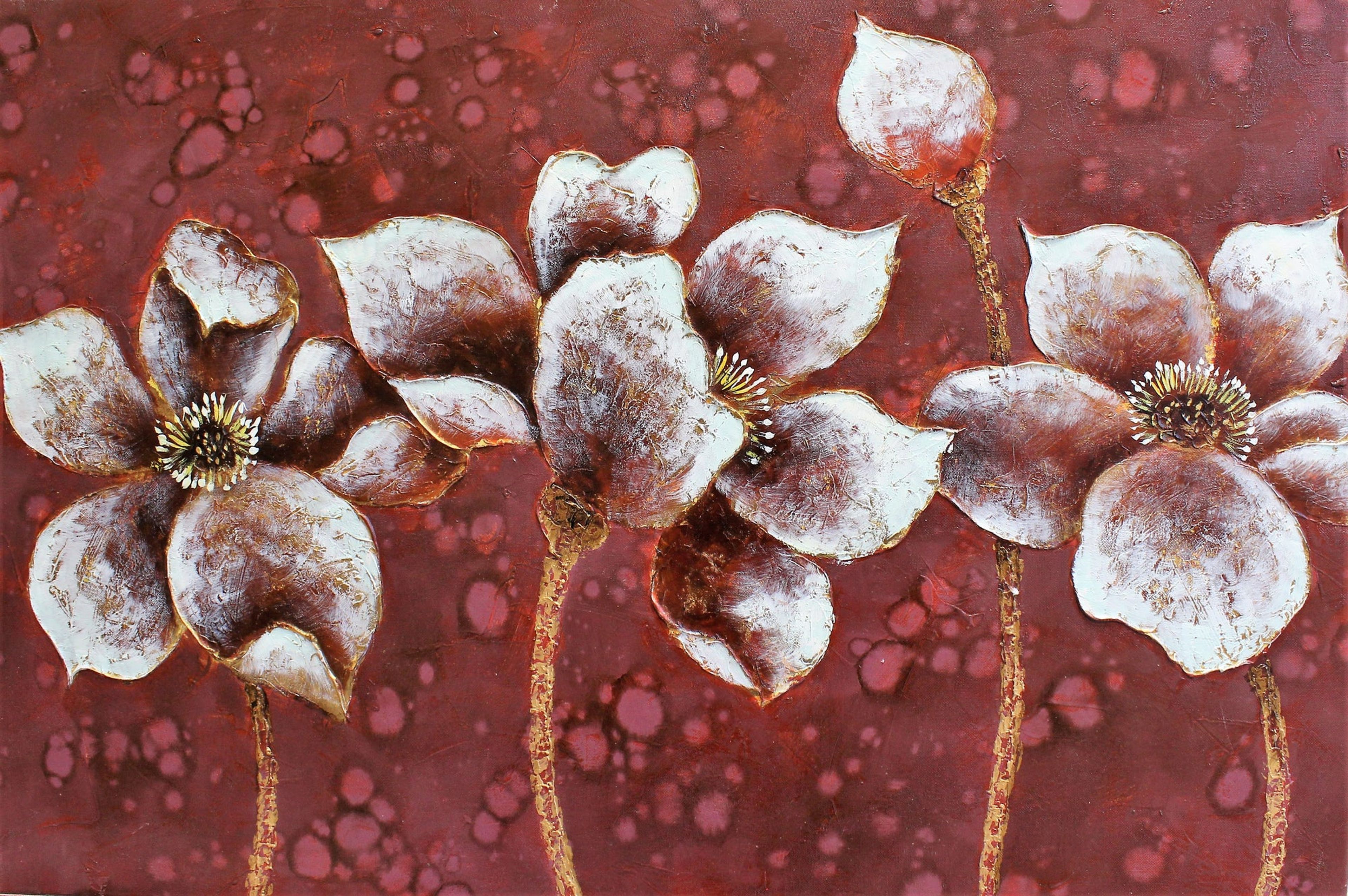 Fleurs blanches sur fond abstrait rouge