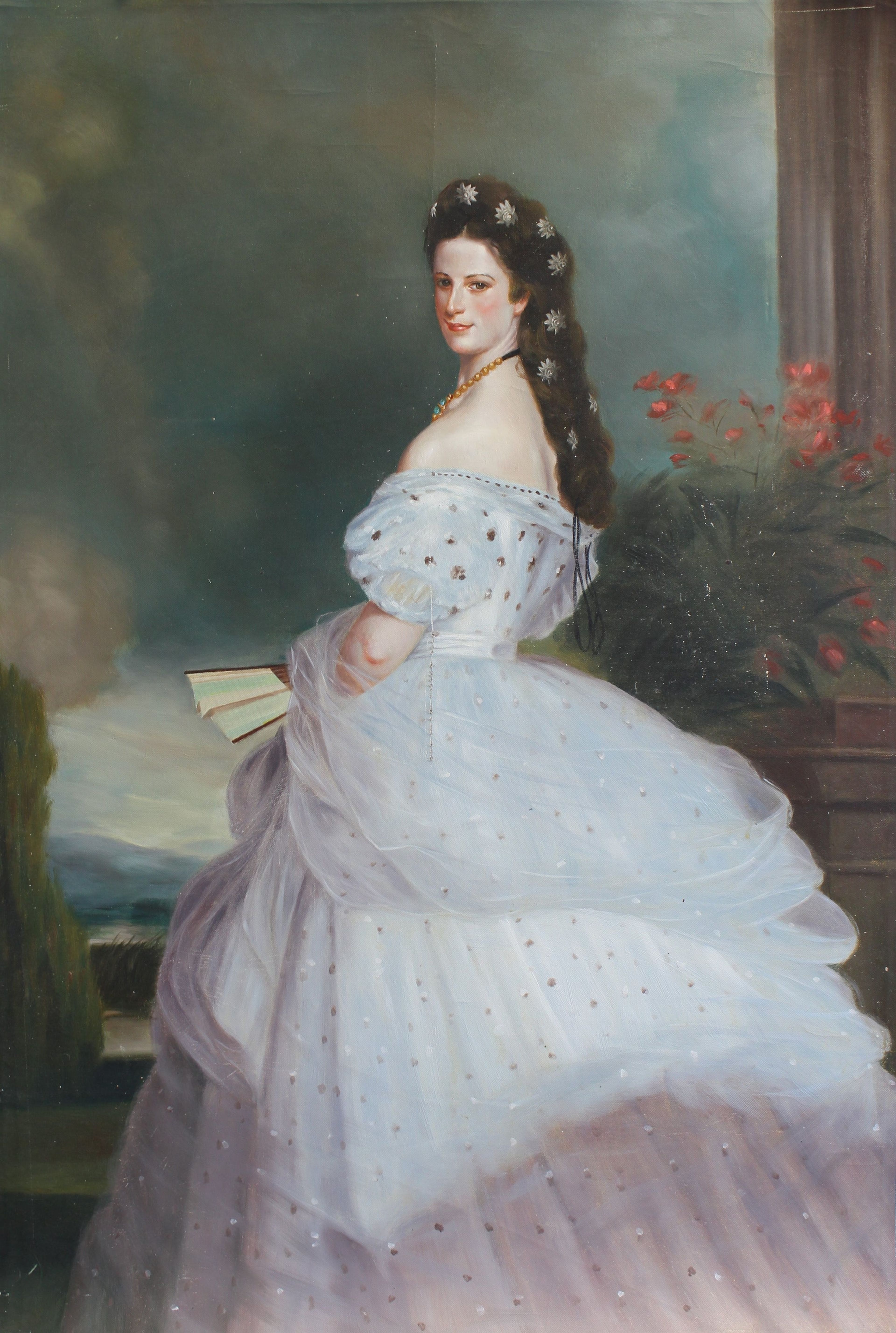 Femme en grande robe de bal blanche tenant un éventail