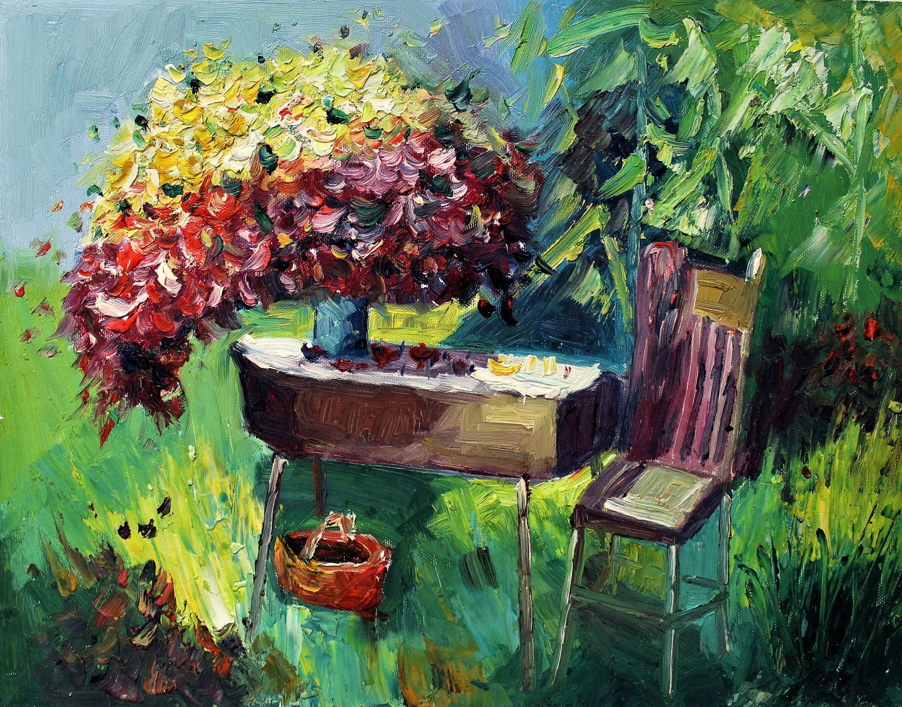 Bouquet vibrant sur une table d'extérieur avec chaise