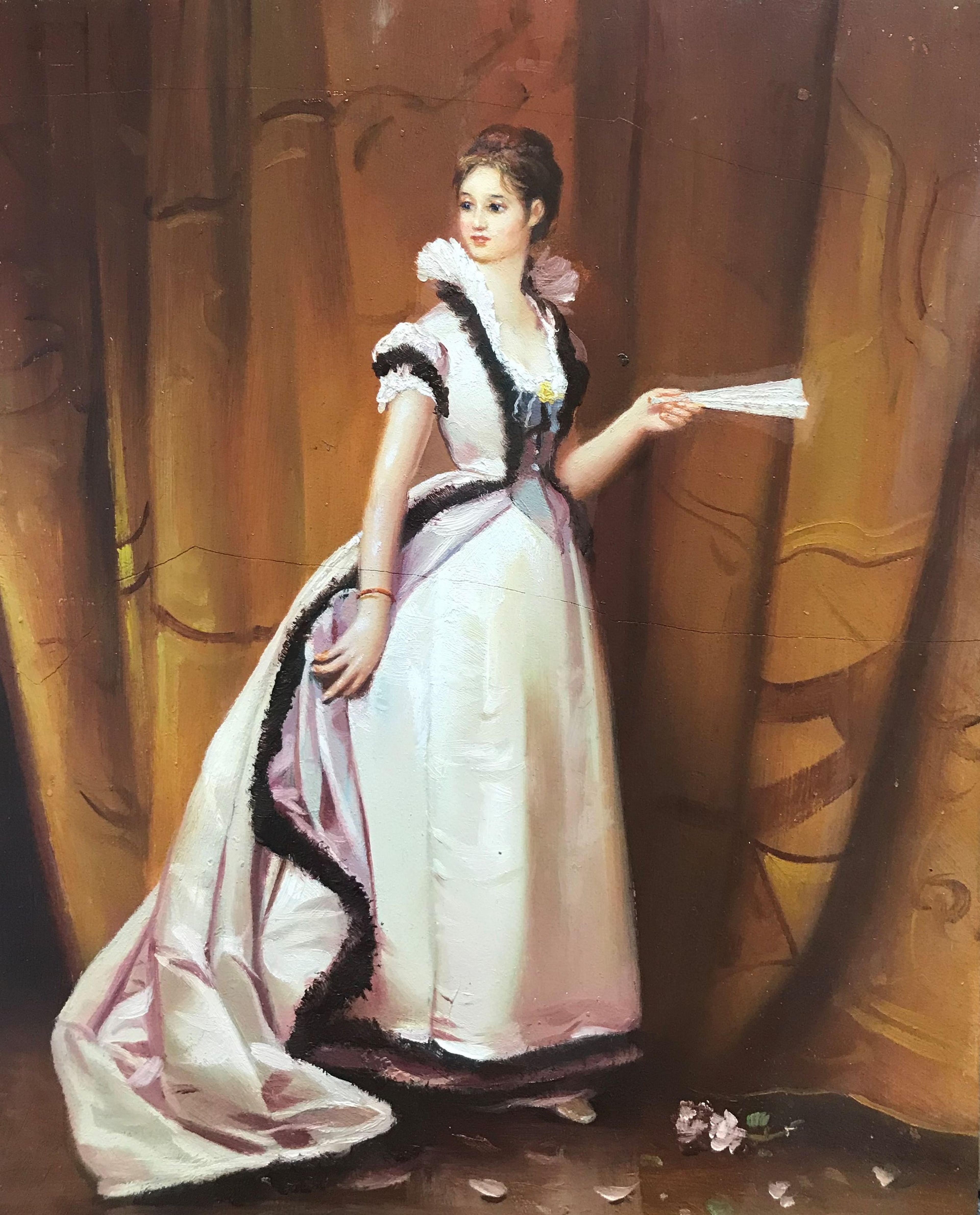 Femme classique avec un éventail