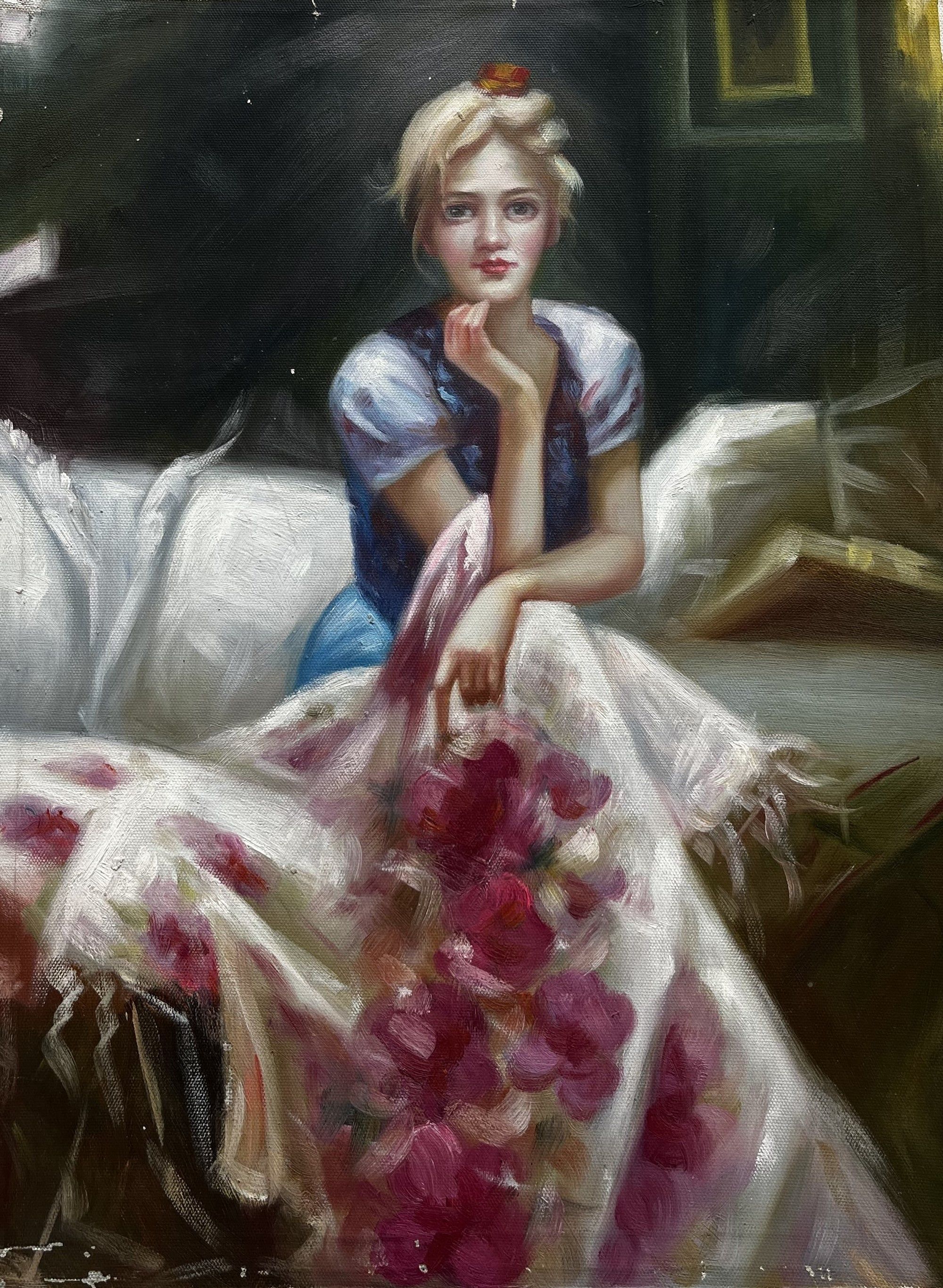 Femme blonde assise sur un canapé avec une couverture fleurie